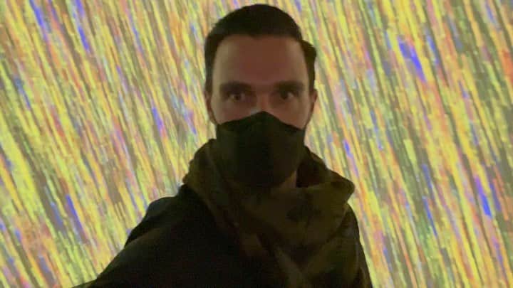 オウェイン・イオマンのインスタグラム：「Putting the O in Van Gogh! 😂😂 An amazing immersive Van Gogh exhibit in LA! Gogh check it out!! #vangogh #vangoghexperience #virtualvangogh #art #LA #holiday #holidayseason #holidays2021 #familytrip #datenight #kidsintoart #artistic」