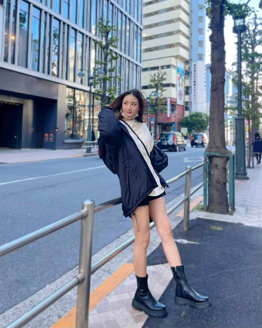 伊藤愛真さんのインスタグラム写真 - (伊藤愛真Instagram)「ひっさびさの渋谷で買い物しようと思って とりあえずプラプラしたけど 結局買ったのは スタバのコーヒーお持ち帰りだけでした☕️ 友達のるみちゃんに足盛れする角度で 頑張って撮ってもらいました🥺❤️ 今日も1日おつかれさまでした✊🏻  トータルコーディネート　¥8,196」11月28日 17時06分 - __emagram