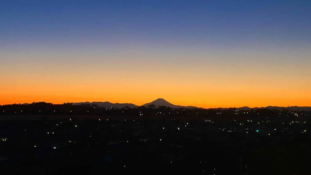 山中崇史のインスタグラム：「明日も天気が良さそうだ。でも寒そうだ。 そうだそうだ。 #富士山 #夕暮れ」