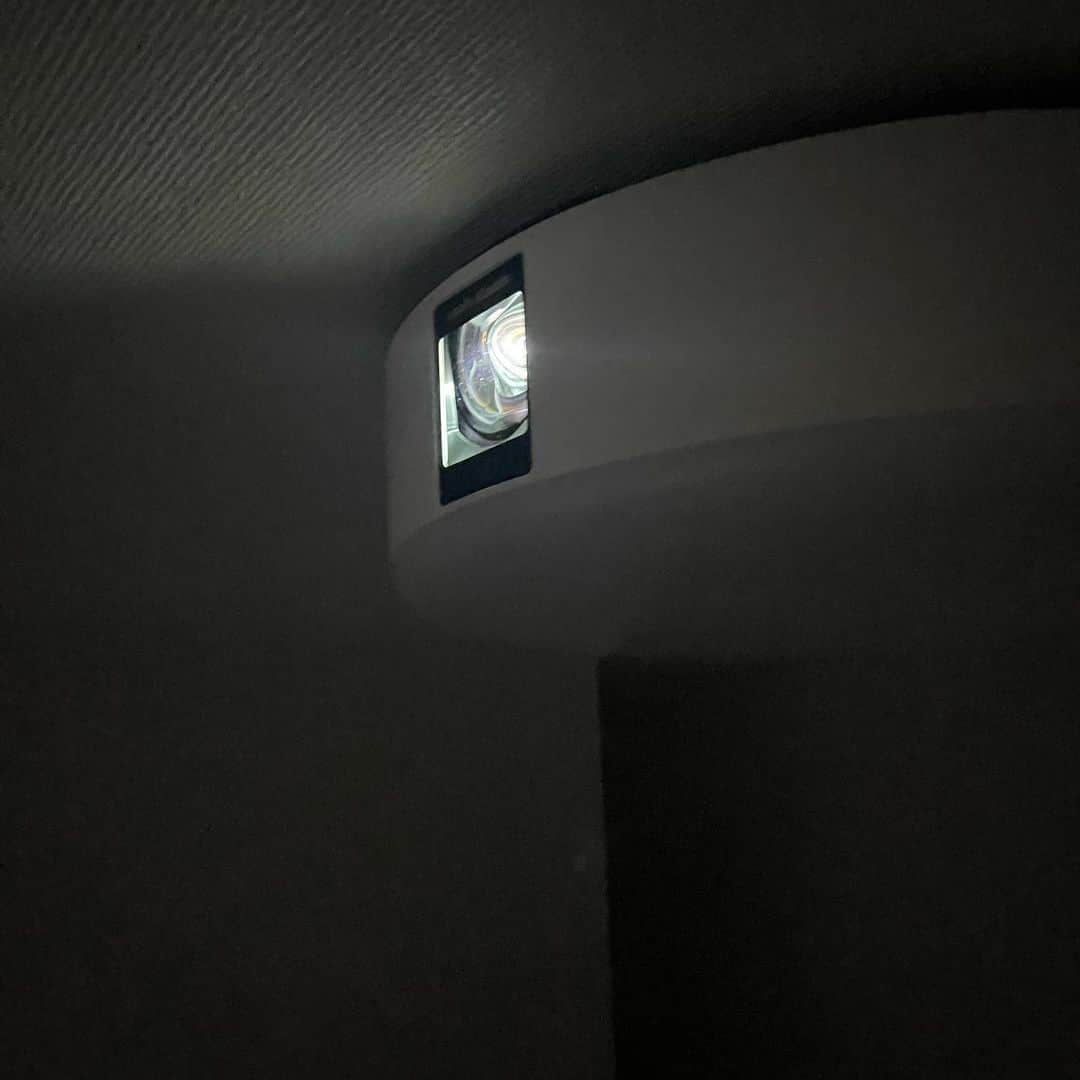 徳永 美乃里さんのインスタグラム写真 - (徳永 美乃里Instagram)「最近GETした @popin.aladdin 🥺♡ 天井の電気の引掛シーリングに取り付けできて、 普段は照明として使える優秀すぎるプロジェクター🥺！ 壁さえあればどこでも写し出せるんです🔥🔥  うちは寝室に設置して、壁一面に映し出してるから ほんとにおうち映画館って感じ！ しかも天井から音が満遍なく出るから 迫力もあって🥺とにかくほんとに最高の一言に尽きる🤣  テレビも見れるし、YouTube、Netflix、Hulu、アマプラも、 ほとんど繋げられるから、これ一つで完結する💕 他にも書ききれないほど色んな機能がついてるよー🥺❤️  今プレゼントキャンペーンもしてるみたいだから @popin.aladdin ←TOP見に行ってみてね🙈❤️  #ポップインアラジン#popInAladdin#プロジェクター#pr」11月28日 15時33分 - tokunaga_minori