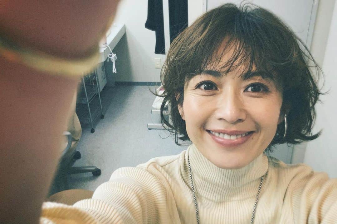 畑野ひろ子のインスタグラム：「先日の撮影で、ヘアメイクの @makiori ちゃんが作ったエアウェーブヘアの記録として撮った写真🥰 カール具合や、オイルの付け方など毎回参考になります😌」