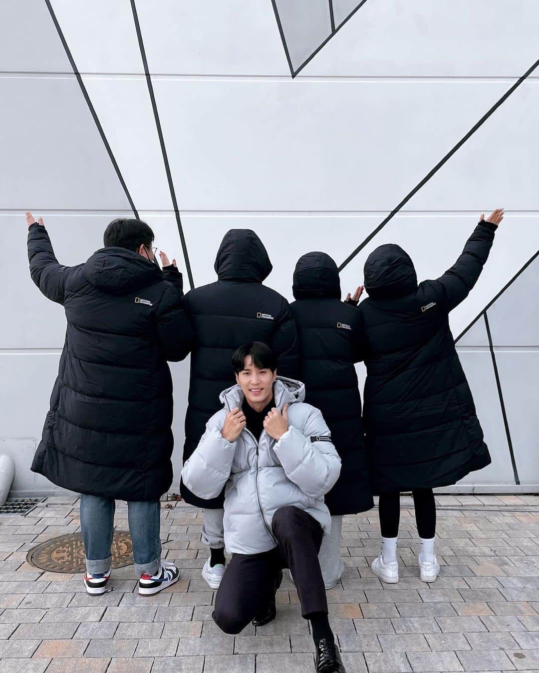 キム・ジソクのインスタグラム：「🔥월동 준비 완료.🔥 #내셔널지오그래픽어페럴 감사합니다!  덕분에 저희팀 따뜻하게 이번겨울 보낼수 있을것같아요⛄️ (근데 애들아 우리 브이 이게 최선인거니..) #광고 #따뜻한 @ng_apparel」