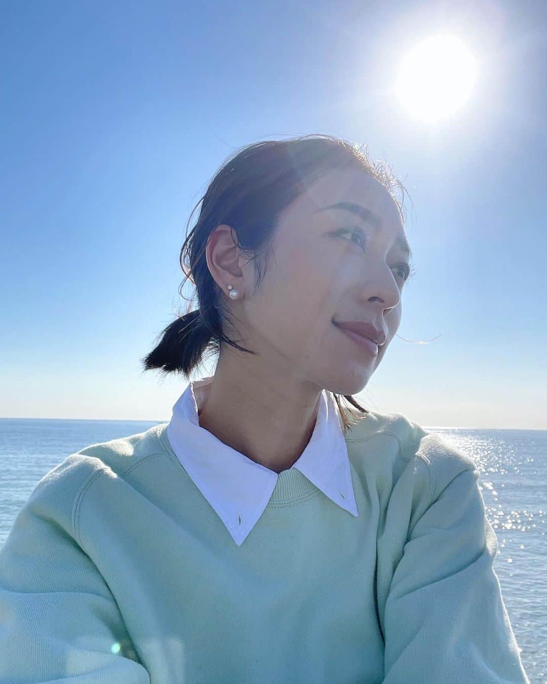 熊澤枝里子のインスタグラム：「海での撮影が気持ちよかった日🌞  やっぱり自然にふれないとね🌊 深呼吸〜深呼吸〜🗣 年末の海も空気が澄んでいて好きだ🌈 年末、もうそんなシーズンですね。  #sea #shooting  #modeling  #model」