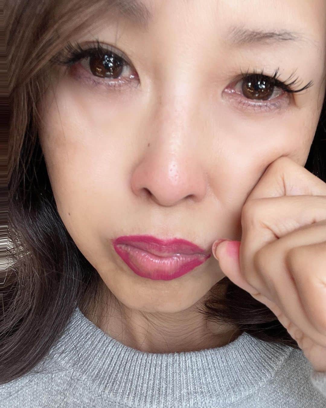 Naoko（なおこ）さんのインスタグラム写真 - (Naoko（なおこ）Instagram)「🥲 ぴえん  大人になって 泣くことって なかなかないよね。  今年は 珍しく 泣くことが 多かったな　  環境変化に 健康と病気 出会いと別れ  一生勉強 一生青春 一生 幸せと悲しみの 繰り返し  これが人生。 縮図だね🥺  眉毛がないから 泣いてるんじゃないよ😶😶😶  今日の一句  眉毛なくても 髪は巻く  なおこ  明日からは いつものなおこ節で 行きますわよ😙  #人生は旅だ  #泣いた日  #1句 #熊本 #kumamoto  #元気出して行こう #一生勉強」11月28日 16時07分 - smile_naohibi