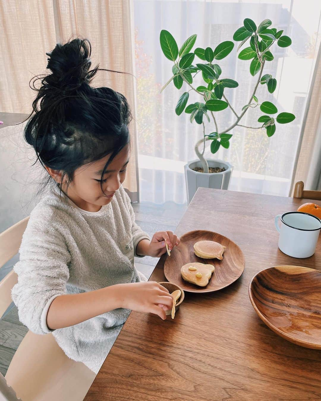 原田沙奈子さんのインスタグラム写真 - (原田沙奈子Instagram)「パンケーキで朝ごはん🥞  久しぶりに作ったら普通のマルも林檎みたいになっちゃうし、 動物の形がへたくそだったけど。 ま、いっか。  毎回、最後にカスみたいの作って、顔にするのがお約束。 色んな発想が見られて面白いから、オススメ。  ホットグルーガン的なハチミツ🍯の使い方もいいね。笑  ちなみに、 5枚目の動画の後に続きがあって。  “ママ、ありがと、神様”って言った後に、  神様に会えたら奇跡でしょ、 ママに会えたことは奇跡だし。 だから、ママは神様。  だとよ…。（涙目）  なぜ、 なぜ、 そのまま動画撮ってなかっんだよー！ 自分っ！🤬  #しょうがないので必死に記憶に残す  #おうちごはん#パンケーキ」11月28日 16時18分 - sanakoharada