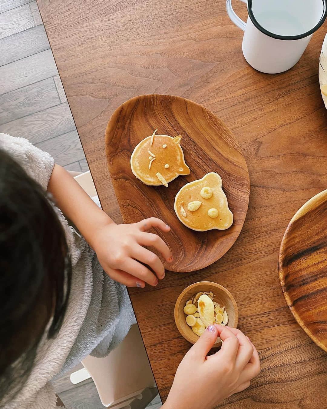 原田沙奈子さんのインスタグラム写真 - (原田沙奈子Instagram)「パンケーキで朝ごはん🥞  久しぶりに作ったら普通のマルも林檎みたいになっちゃうし、 動物の形がへたくそだったけど。 ま、いっか。  毎回、最後にカスみたいの作って、顔にするのがお約束。 色んな発想が見られて面白いから、オススメ。  ホットグルーガン的なハチミツ🍯の使い方もいいね。笑  ちなみに、 5枚目の動画の後に続きがあって。  “ママ、ありがと、神様”って言った後に、  神様に会えたら奇跡でしょ、 ママに会えたことは奇跡だし。 だから、ママは神様。  だとよ…。（涙目）  なぜ、 なぜ、 そのまま動画撮ってなかっんだよー！ 自分っ！🤬  #しょうがないので必死に記憶に残す  #おうちごはん#パンケーキ」11月28日 16時18分 - sanakoharada