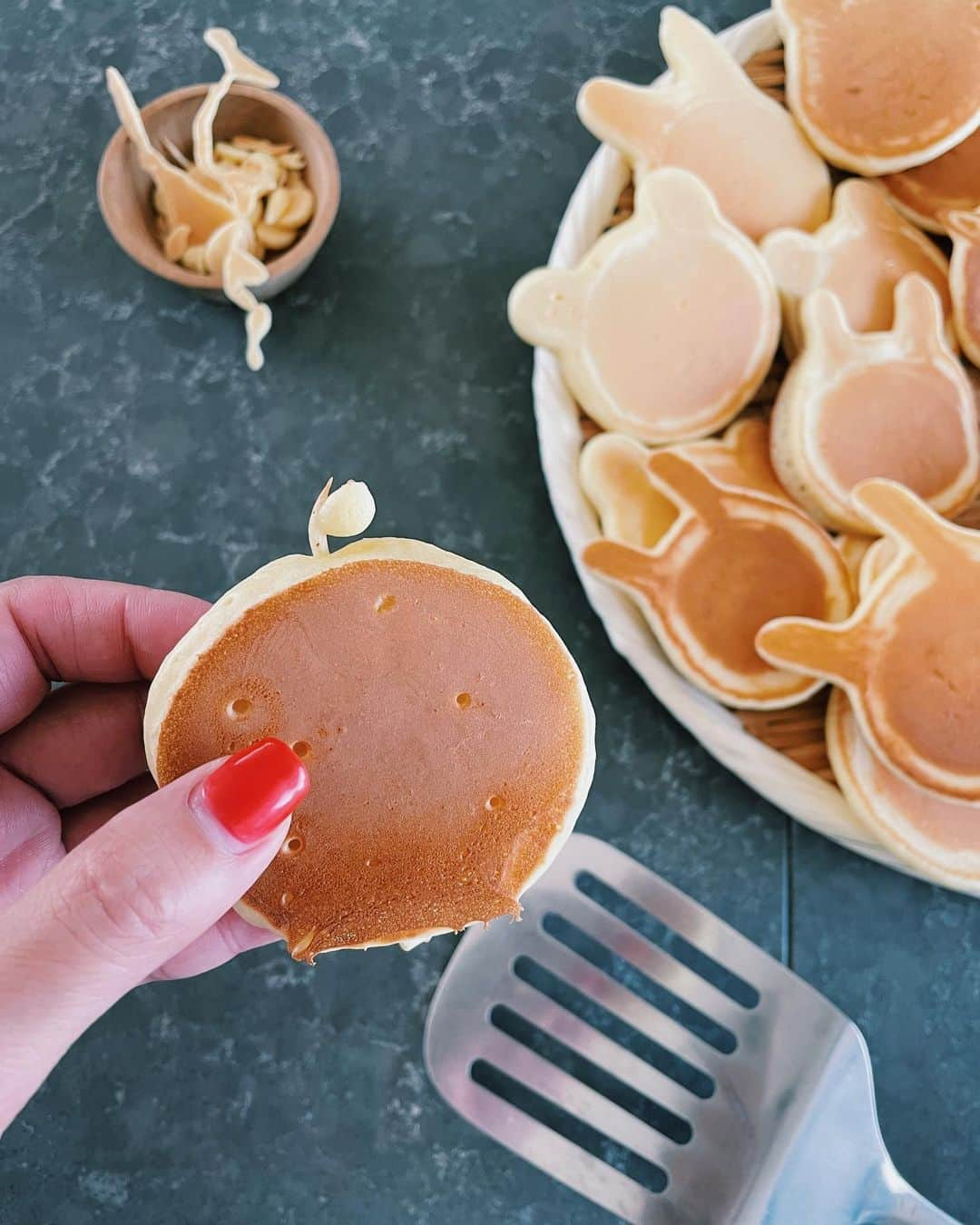 原田沙奈子さんのインスタグラム写真 - (原田沙奈子Instagram)「パンケーキで朝ごはん🥞  久しぶりに作ったら普通のマルも林檎みたいになっちゃうし、 動物の形がへたくそだったけど。 ま、いっか。  毎回、最後にカスみたいの作って、顔にするのがお約束。 色んな発想が見られて面白いから、オススメ。  ホットグルーガン的なハチミツ🍯の使い方もいいね。笑  ちなみに、 5枚目の動画の後に続きがあって。  “ママ、ありがと、神様”って言った後に、  神様に会えたら奇跡でしょ、 ママに会えたことは奇跡だし。 だから、ママは神様。  だとよ…。（涙目）  なぜ、 なぜ、 そのまま動画撮ってなかっんだよー！ 自分っ！🤬  #しょうがないので必死に記憶に残す  #おうちごはん#パンケーキ」11月28日 16時18分 - sanakoharada