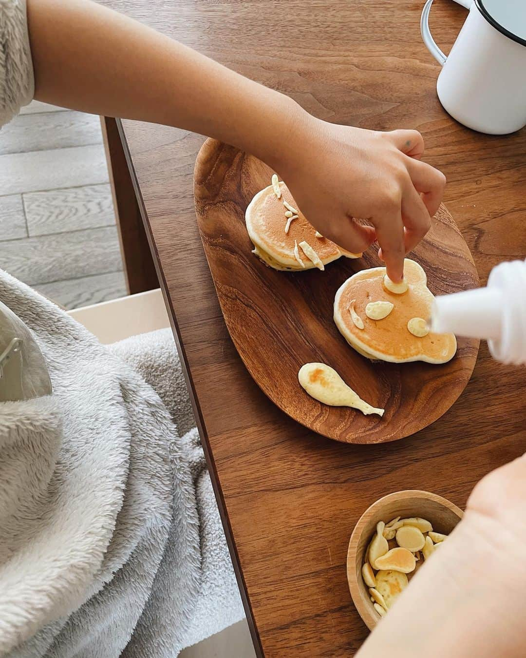 原田沙奈子さんのインスタグラム写真 - (原田沙奈子Instagram)「パンケーキで朝ごはん🥞  久しぶりに作ったら普通のマルも林檎みたいになっちゃうし、 動物の形がへたくそだったけど。 ま、いっか。  毎回、最後にカスみたいの作って、顔にするのがお約束。 色んな発想が見られて面白いから、オススメ。  ホットグルーガン的なハチミツ🍯の使い方もいいね。笑  ちなみに、 5枚目の動画の後に続きがあって。  “ママ、ありがと、神様”って言った後に、  神様に会えたら奇跡でしょ、 ママに会えたことは奇跡だし。 だから、ママは神様。  だとよ…。（涙目）  なぜ、 なぜ、 そのまま動画撮ってなかっんだよー！ 自分っ！🤬  #しょうがないので必死に記憶に残す  #おうちごはん#パンケーキ」11月28日 16時18分 - sanakoharada