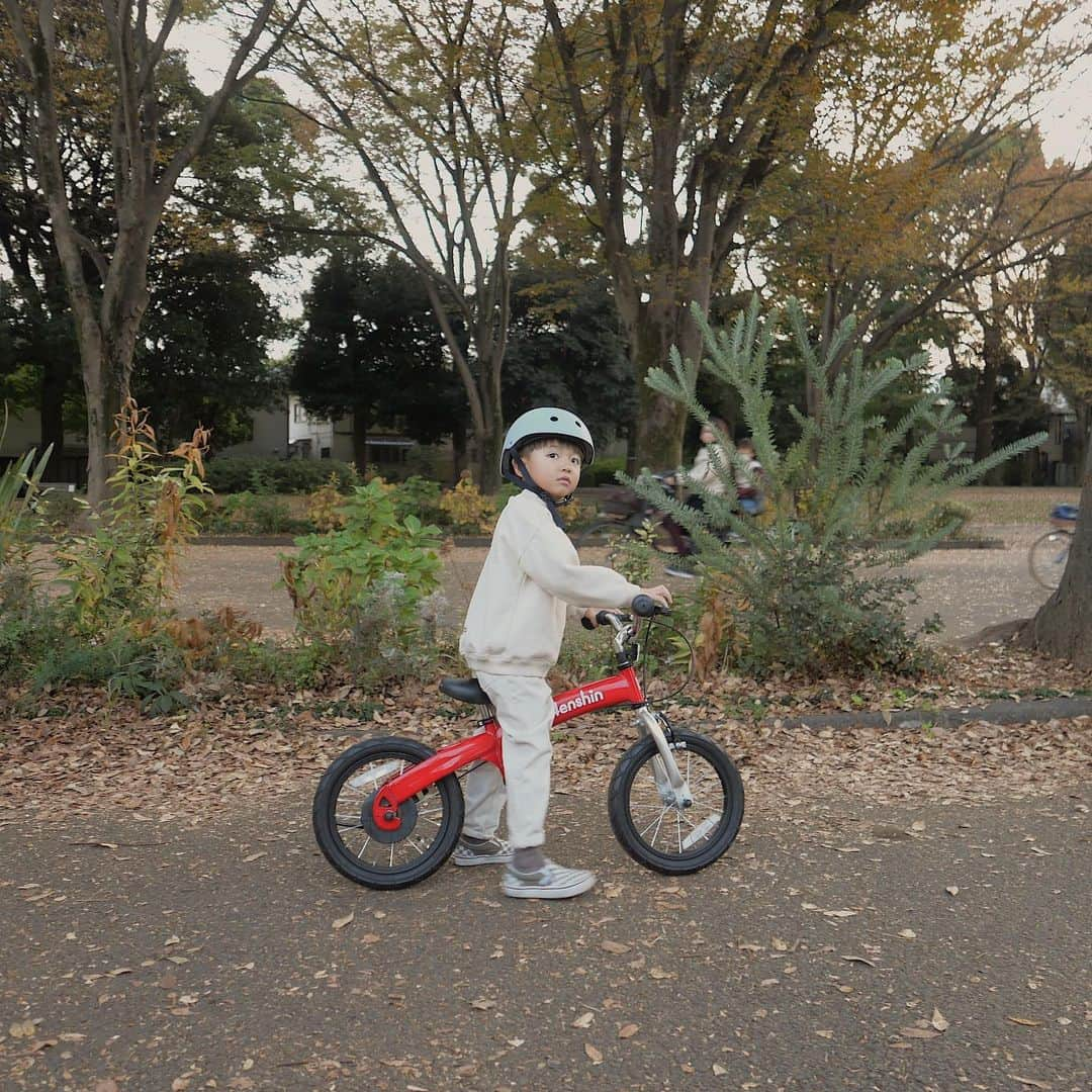 中川珠里さんのインスタグラム写真 - (中川珠里Instagram)「⁡ . ⁡ henshinbikeに挑戦！ ⁡ ショールームにて自分で好きなカラー選びから始まり 室内も興味いっぱいの作りになっていて ちょっと恥ずかしそうな表情と 嬉しそうな表情が入り混じっていて 私も見てるだけで面白かった👦🏽🤍 ⁡ ブレーキの存在もルーレット遊びをしながら学びました これ相当楽しんでいた！ お姉さんの教え方がとても上手で こちらも非常に参考になりました‼︎ ⁡ かいりにあったサイズと調整をしてもらい ある程度練習してから、いざ公園へ 様子は動画を見てね🙂 ⁡ 寒くなる前にたくさん練習できるよう 我が家は早めのクリスマスプレゼントに決めました🎁 ⁡ まずはバランスを覚えて 後からペダルをつけて練習できるから長く遊べるね ブレーキ付きだし安心。 これでパパと練習頑張っていただきたい マイペースでいいよ🙃♡ ⁡ オンラインでも自転車教室はやっていて 購入前の相談やアフターフォローも万全なので とってもおすすめです‼︎ ⁡ #へんしんバイク#へんしんバイク2 #henshinbike#henshinbike2#キックバイク #バランスバイク#子供自転車#へんしんバイク駒沢ショールーム#駒沢公園#クリスマスプレゼント#4歳誕生日#PR」11月28日 16時22分 - juri1104