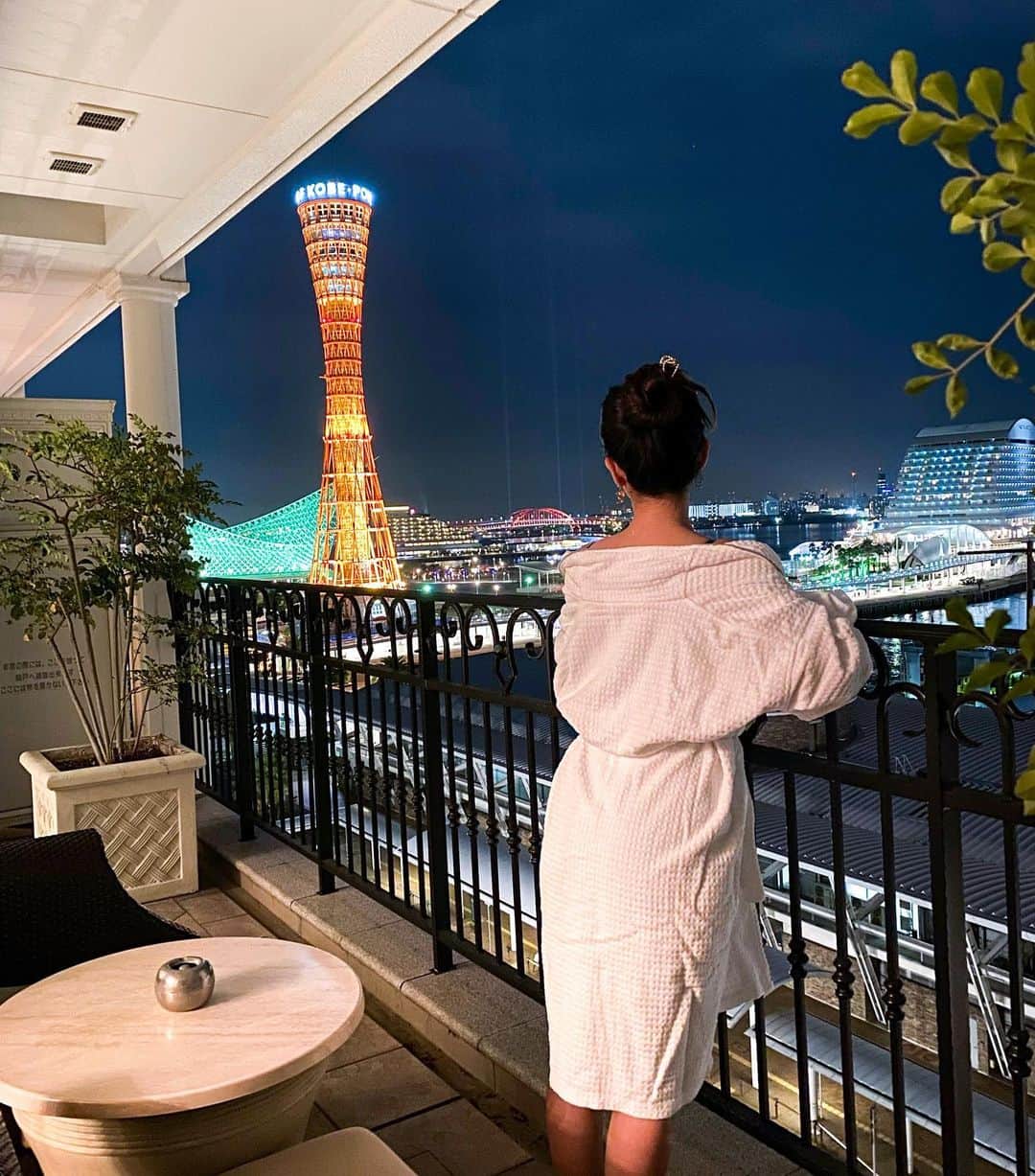 AYAMEのインスタグラム：「#amazingview#nightview#balcony#photogenic#bathrobe#bathrobeselfie#blogger#bloggerlife#神戸#ポートタワー#ラスイート神戸ハーバーランド」