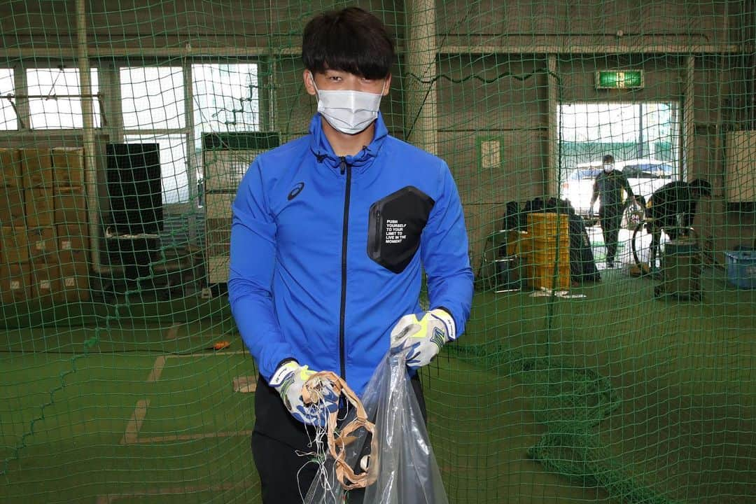 阪神タイガースさんのインスタグラム写真 - (阪神タイガースInstagram)「今日は鳴尾浜でも一年間の感謝の気持ちを込めて、大掃除が行われました！ #平田勝男ファーム監督  #西純矢 選手 #榮枝裕貴 選手 #伊藤将司 選手 #小川一平 選手 #井上広大 選手 #佐藤輝明 選手 #藤浪晋太郎 選手 #阪神タイガース #大掃除」11月28日 16時52分 - hanshintigers_official