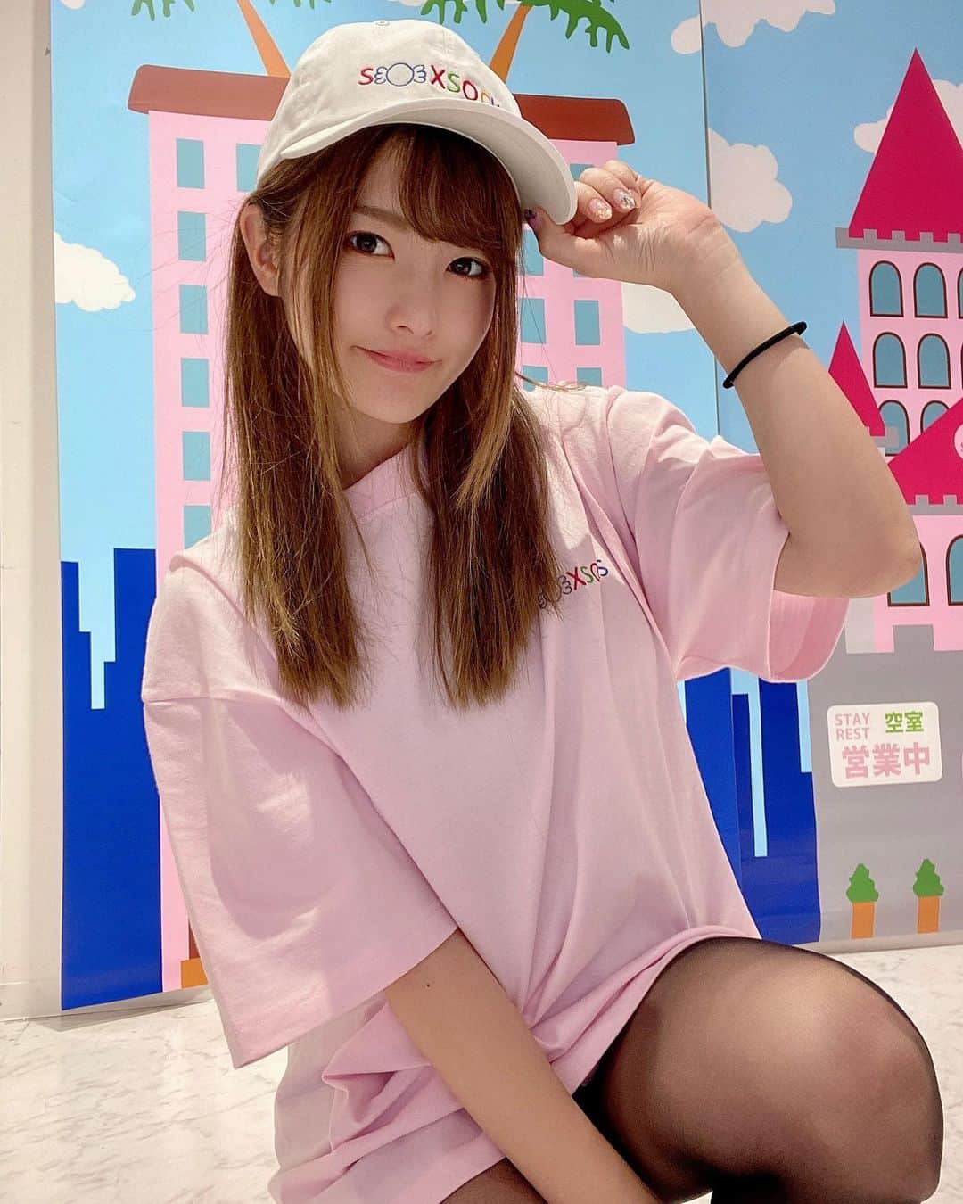 上矢えり奈さんのインスタグラム写真 - (上矢えり奈Instagram)「＊-＊-＊-＊-＊-＊-＊-＊. . #ヨエロスンE × #soxsocks  コラボグッズポップアップ🤞 グッズもかわいいし、店内も かわぃいいー！🥺 本日も一日宜しくお願いします〜！(*´◒`*) . erina. . ＊-＊-＊-＊-＊-＊-＊-＊. . #Tシャツ　#ロンT #キャップ　#ソックス　#上矢えり奈　#静岡 #東急スクエア2階」11月28日 8時26分 - k.erinyann
