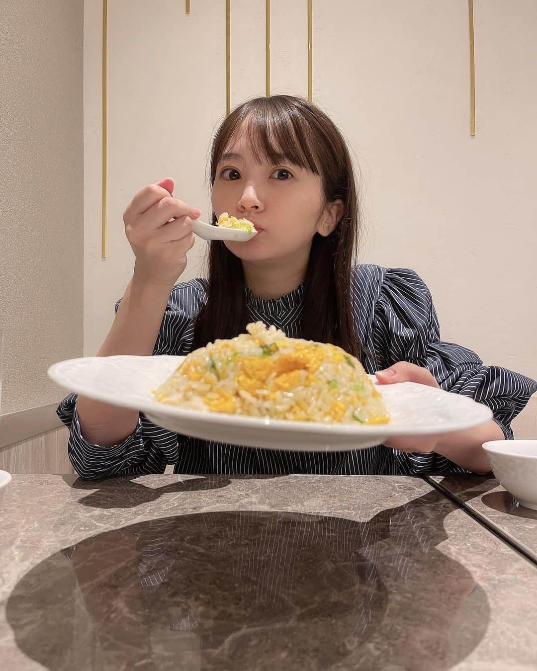 浜田翔子さんのインスタグラム写真 - (浜田翔子Instagram)「お腹すいて早起き🍙 おはようございます。  2枚目写真コップの歪み😹  妊娠中の体重維持はどうしてますか？ といただくのですが、 結構好きに食べております、、🥺🍙 （特に炭水化物をきちんととるようしてます🌾） 動画撮ってください と嬉しい事に結構言われるのですが、、参考になるんだろうかな、、 くらい食べております。。  この間妊娠中食べれなかった ひつまぶしを久々に食べれました。（後期少しなら大丈夫なので😍）  ブッフェも甘いものたべたら、またしょっぱいもの食べたくなりエンドレス🧁🍝  今日から35週！ （やっとここまでこれて嬉しい😭😭）  少し胃も入りやすく赤ちゃんがさがってきてるのかなっ😌  10ヶ月、臨月までも あとすこし。 沢山食べて過ごしたいと思います。  そろそろ健診 血液検査もあるんだった、、👶 （1日前だけ気をつけよう、、）  #妊娠35週  #妊娠後期  #妊娠中の食事  #妊娠中の体重管理  #臨月」11月28日 8時26分 - shoko_hamada
