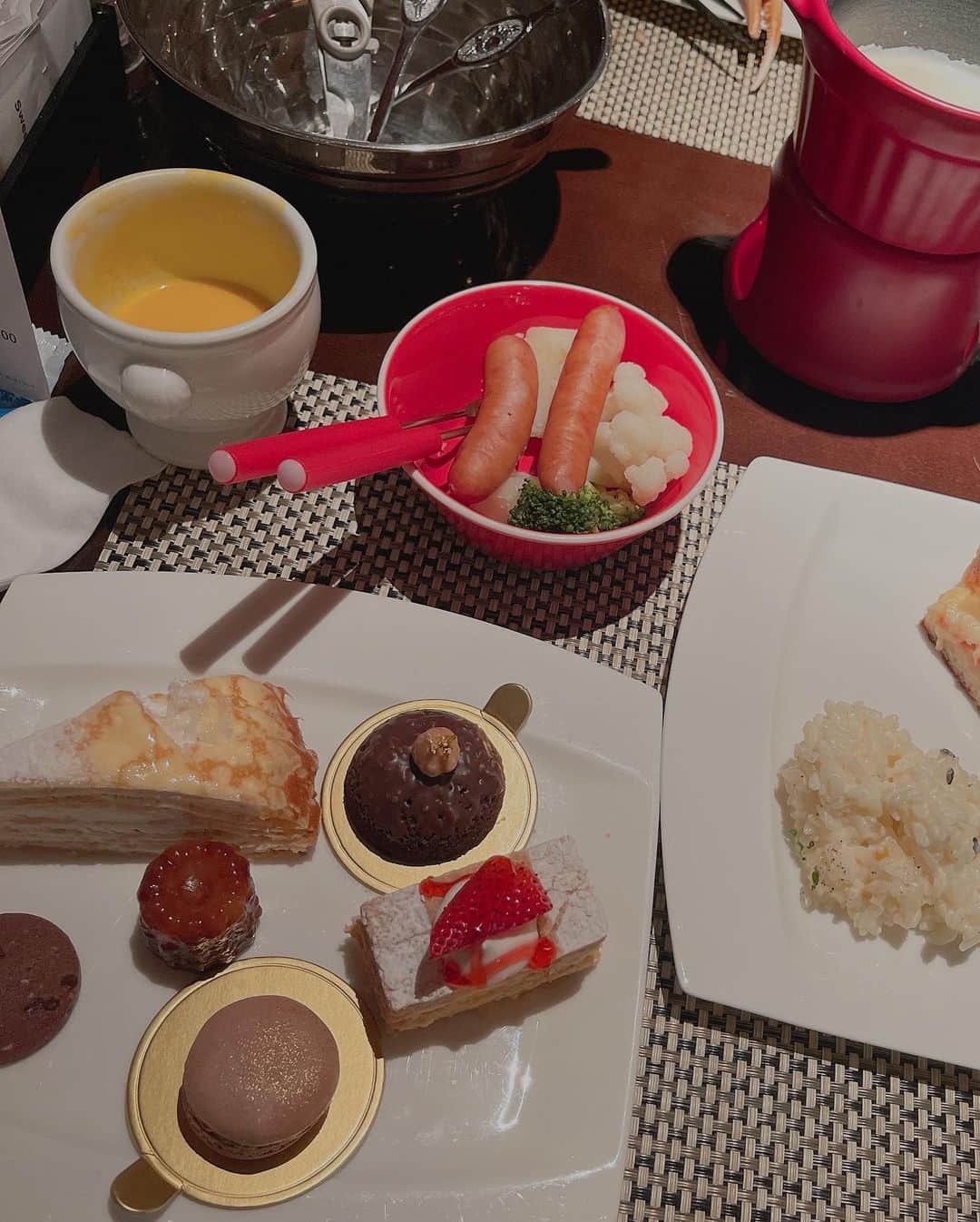 浜田翔子さんのインスタグラム写真 - (浜田翔子Instagram)「お腹すいて早起き🍙 おはようございます。  2枚目写真コップの歪み😹  妊娠中の体重維持はどうしてますか？ といただくのですが、 結構好きに食べております、、🥺🍙 （特に炭水化物をきちんととるようしてます🌾） 動画撮ってください と嬉しい事に結構言われるのですが、、参考になるんだろうかな、、 くらい食べております。。  この間妊娠中食べれなかった ひつまぶしを久々に食べれました。（後期少しなら大丈夫なので😍）  ブッフェも甘いものたべたら、またしょっぱいもの食べたくなりエンドレス🧁🍝  今日から35週！ （やっとここまでこれて嬉しい😭😭）  少し胃も入りやすく赤ちゃんがさがってきてるのかなっ😌  10ヶ月、臨月までも あとすこし。 沢山食べて過ごしたいと思います。  そろそろ健診 血液検査もあるんだった、、👶 （1日前だけ気をつけよう、、）  #妊娠35週  #妊娠後期  #妊娠中の食事  #妊娠中の体重管理  #臨月」11月28日 8時26分 - shoko_hamada