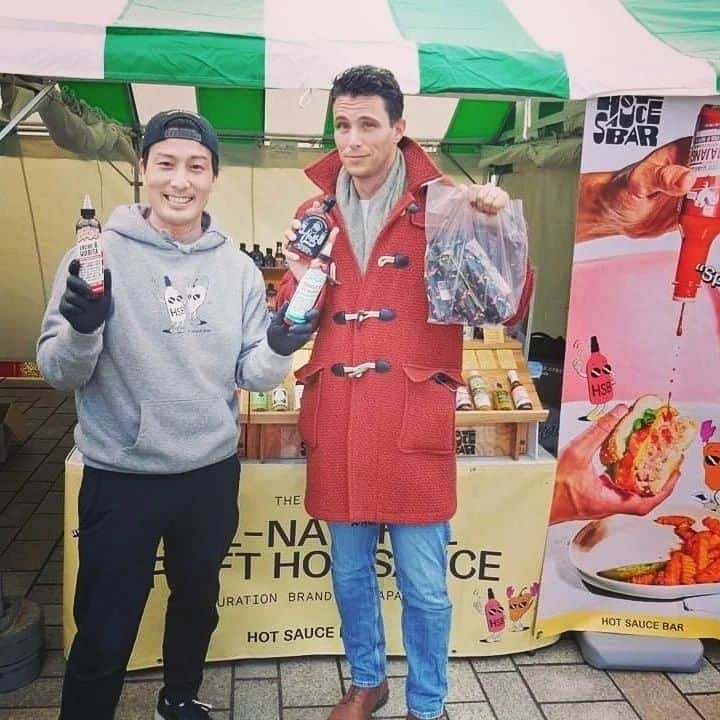 ボビー・ジュードのインスタグラム：「Reposted from @bobbys_blend ソース業界で最も気になって、ずっとフォローしている @hotsaucebar_official ノリさんが東京から　福岡に来て、門司港レトロで出店しています！！  日本で中々手に入らない幅広い味のスパイシーなホットソースだけでも嬉しいけど、このお店のラインナップってアメリカ国内でもかなり通なセレクション！しかも　日本ではまだまだ馴染みがあまりないホットソースの使い方、味わい方、魅力の伝え方も素晴らしくて、ホットソース大好きな人として感動するぐらいありがたい！！  ソース販売のアドバイスも聞けて、美味しいソースも沢山ゲット！ノリさん、ありがとうございます！気になる人、是非インスタも　出店もチェックしてね！」