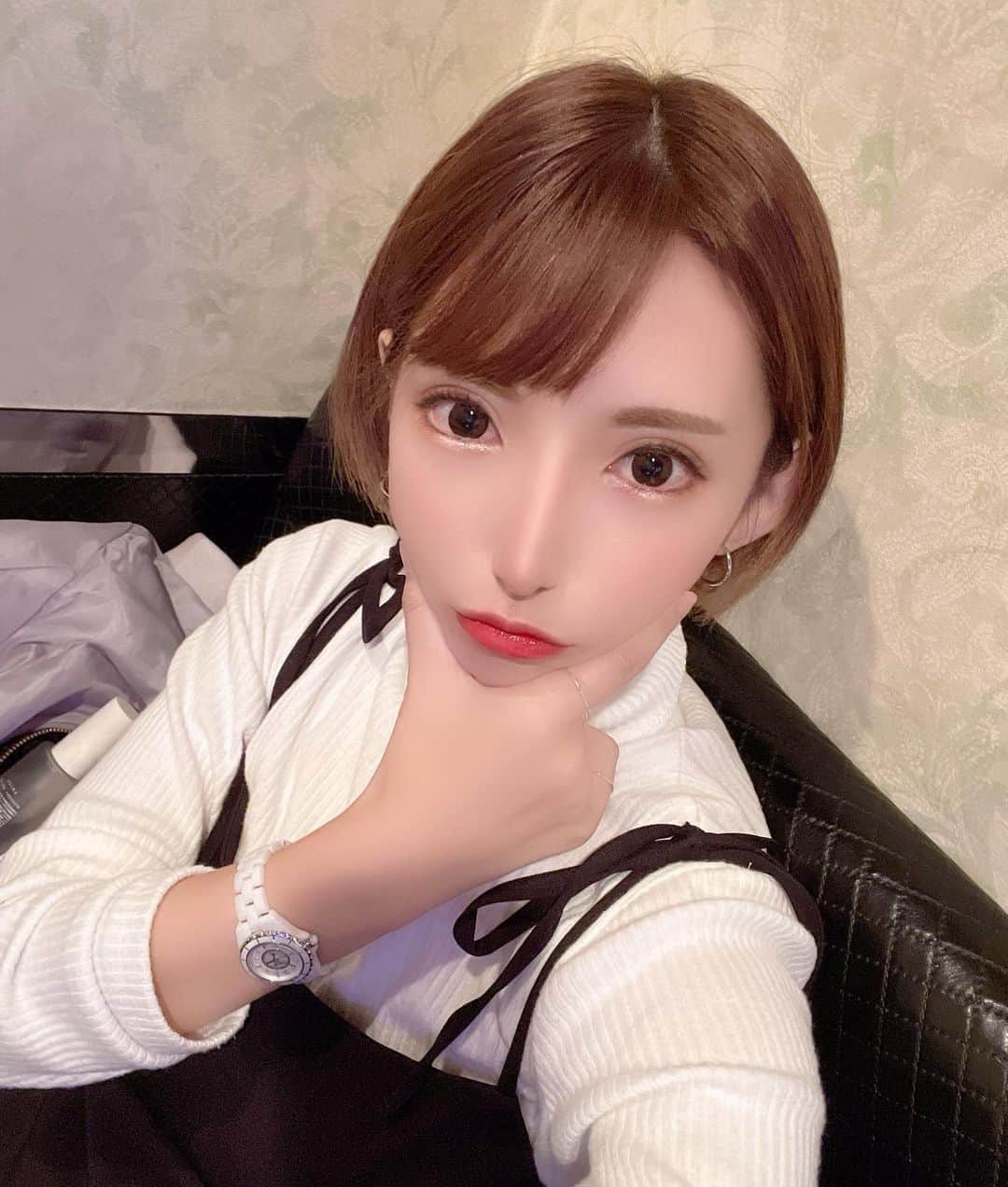 葉月七瀬のインスタグラム：「. . これからサイド伸ばして コケシにする🍄 . 全頭ブリーチは日和ってるから 伸びたらインナーカラーしたい🧏🏼‍♀️」