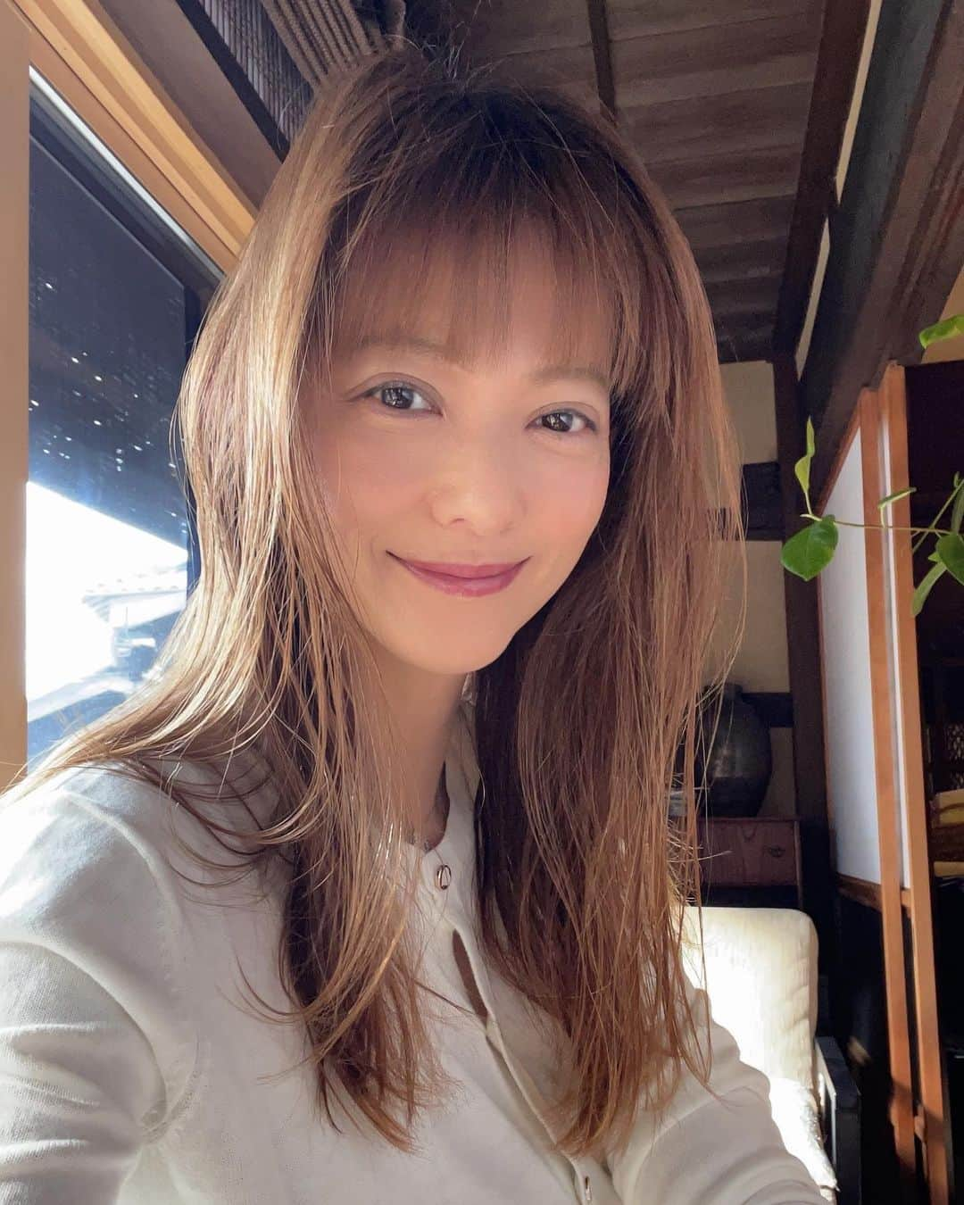 箕輪玖美さんのインスタグラム写真 - (箕輪玖美Instagram)「ベネフィーク リュクスでのお手入れが、すっかり毎朝夕のルーティンに定着したので、実家でも継続中✨  パワーボタニカルL 配合（ケイヒエキス・トウキエキス・ジオウエキス・グリセリン:保湿）のベネフィーク リュクスで、「流して・持ち上げ・キープ」 継続するぞ😉✨  ベネフィーク リュクス リセットセラム＜美容液＞ 85mL / 12,100円（税込） レフィル 85mL / 11,550円（税込）  ベネフィーク リュクス リフトモイスチャーライザー Ⅰ・Ⅱ・Ⅲ＜保湿液＞ Ⅰ・Ⅱ 各85mL / 9,680円（税込） Ⅲ / 50g 9,680円（税込） レフィル Ⅰ・Ⅱ 各85mL / 9,130円（税込） Ⅲ 50g / 9,130円（税込）  ベネフィーク リュクス ファーミングローション＜収れん化粧水＞ 170mL / 6,600円（税込） レフィル 150mL / 5,610円（税込） ※全て医薬部外品です  @be_story_official #PR #美ST #ベネフィーク #ベネフィークリュクス #自分史上最高のフェイスライン #フェイスライン #小顔マッサージ #アンチエイジング #美STベネフィーク #フェイスラインの肌に自信 #流して持ち上げキープする #コスメ #美容好きな人と繋がりたい #美魔女 #5期グランプリ #アラフィフ #アラフォー #モデル #箕輪玖美」11月28日 9時46分 - kumi.111