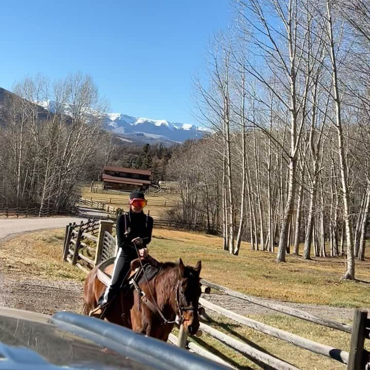 ローリー・リン・スタークのインスタグラム：「Aspen 💋🌳❄️」