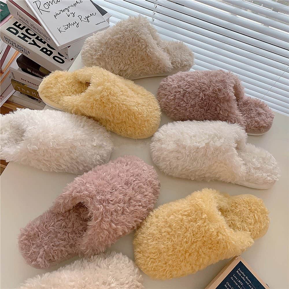 runningpiggy0522のインスタグラム：「ふわふわ スリッパ モコモコ 室内履き クッション性 サンダル 4カラー ・ ♥送料無料【2750円】 ♥商品番号【RPX111162】 ♥自己紹介のウェブでご購入頂けます♥ ・ ・たくさん歩いても疲れにくく安定感があります🌼 ・普段のコーデに取り入れるだけで今年っぽいぬけ感を出してくれます🎁 ・ ・ #サンダルコーデ #ぺたんこ靴 #スリッパ #サンダル好き #ローヒール #サンダルの季節 #shoesstore #通勤コーデ #韓国通販サイト」
