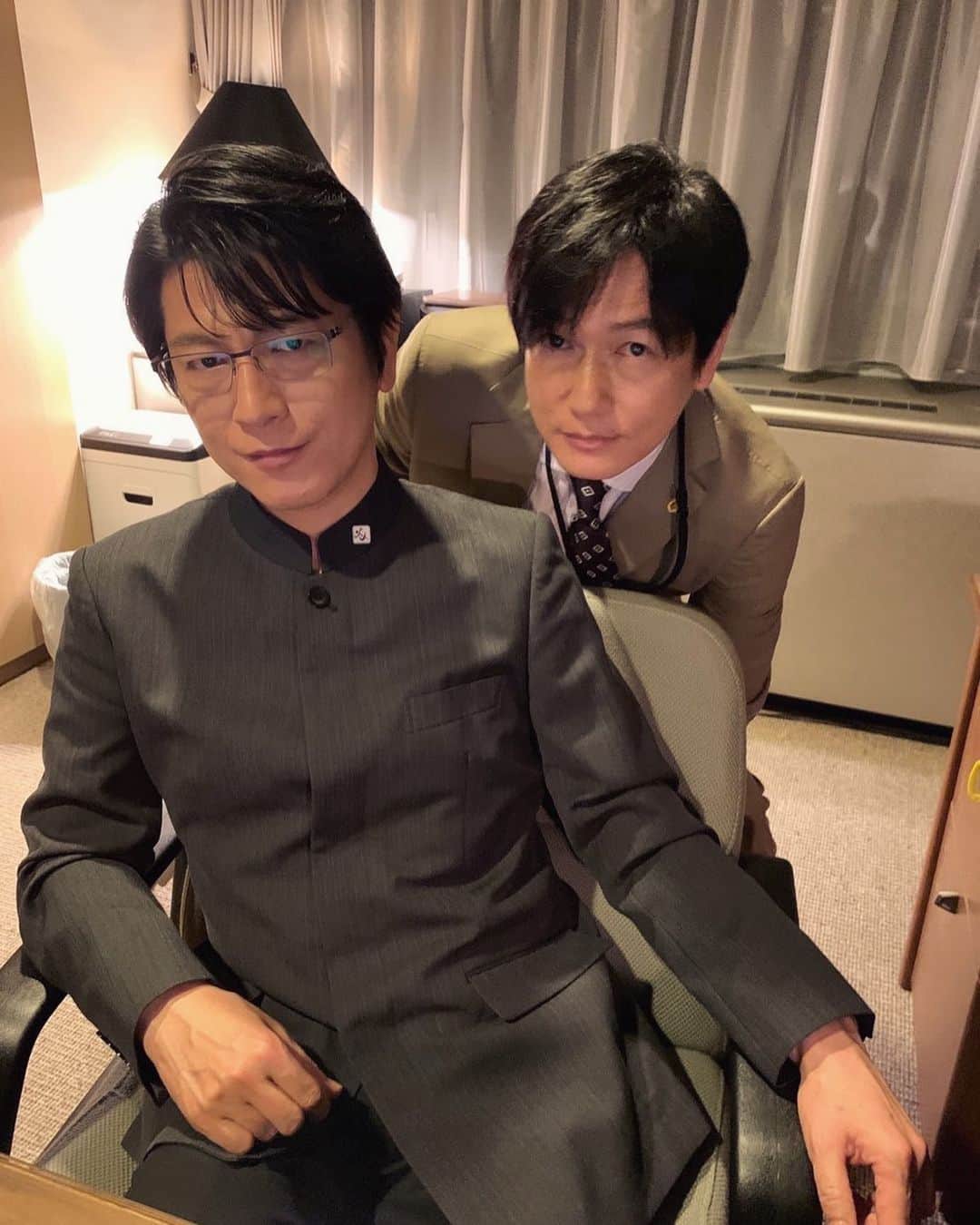 最愛のインスタグラム：「加瀬さんがジャケットのボタンをかっこよく外しながら乗り込んだ、専務室にて！ 真田ウェルネスの番犬vs狂犬の決着は着くのでしょうか…⁉︎  #最愛ドラマ #tbs #井浦新 #及川光博 #第8話12月3日夜10時」