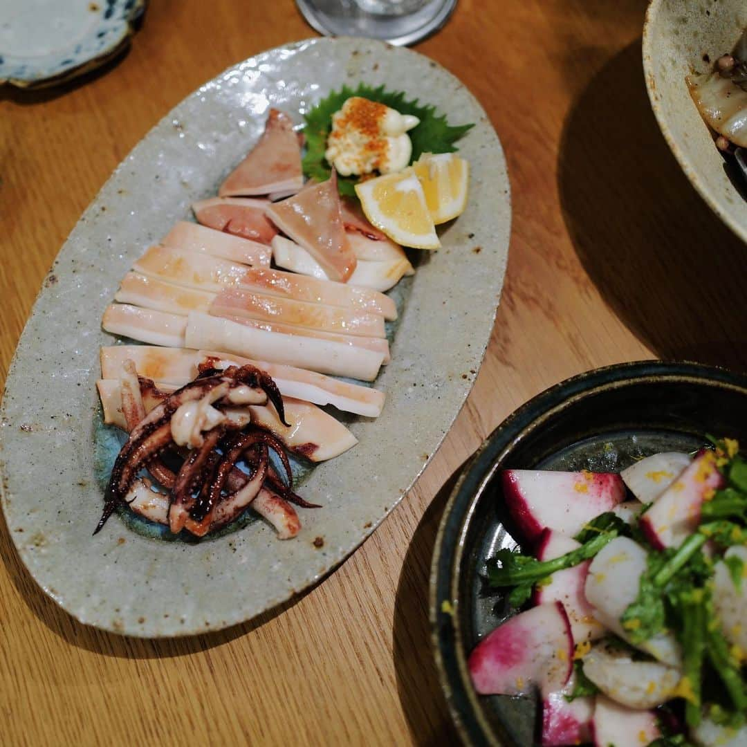 高山都さんのインスタグラム写真 - (高山都Instagram)「きのうの晩ごはん🍺 フリマ終わりでクタクタで帰宅したけど、前日もちくわだけとか、納豆ごはんとか、最近ほんとうにちゃんと作れてなかったから、今日こそは！と少しギアをいれた。(もちろんガソリンはビールで) 出かける前に解凍しておいた豚肉、ホタテさまさま。イカはいただきものをお裾分けしてもらった。 八宝菜風の五宝菜(白菜、豚肉、しめじ、にんじん、ホタテのだし) ホタテ焼いたフライパンそのままに、油を足して、生姜豚肉炒めて、野菜入れて、イカ入れて、顆粒の鶏がらスープとお湯を入れて、すこし塩胡椒して、あとは水溶き片栗粉でとじるだけ。うまみたくさんで調味料全然いらなかったー。 ホタテと赤かぶと春菊のカルパッチョ風サラダ お刺身でも食べられるホタテは軽ーく焼いて(中はレア)、塩して出てきた水気をふいたカブと春菊と魚醤、オリーブオイル、レモン絞って和える。 仕上げに柚子の皮を削って。 イカはごま油でサッと焼いて、だし醤油たらり。七味マヨネーズで。 切り干し大根は戻して絞って、マヨネーズと粒マスタードで和える。 イカの旨味さまさまで、難しいことはしてないけど、とりあえずめっちゃ美味しい献立になりました。 硬くなっちゃうから、サッと火をいれるのが、きっとポイントだね。 #みやれゴハン」11月28日 10時30分 - miyare38