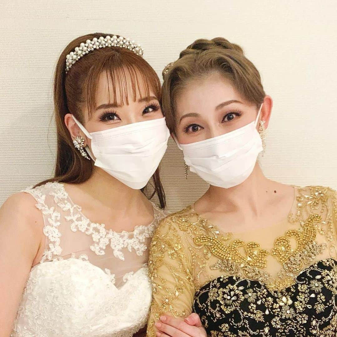 風花舞さんのインスタグラム写真 - (風花舞Instagram)「蘭ちゃん。  ドリアングレイ以来久々に会いまして。  宝塚愛を、娘役愛を、 そして私のことを私に向かってアツく語ってくれる面白い人🤣  いつも変わらずキャッキャしている可愛い人🤣  どんなに明るく人当たりのいい人も、どんなに強く見える人でも、 本当は疲れているときも、 笑う気分じゃないときも、 悲しいときも、辛いときも、 何か思い悩んでいるときもあると思う。  にんげんだもの。  私の前の蘭ちゃんはいつも変わらない。 いつも明るいテンションで可愛くいられるというのはすごいことだと思うのです。  たまに愛が溢れ過ぎで暴走してるときもあるけどね🤣 そこもまた面白く可愛いのだけど。  これからもアツく語るいろんな愛を楽しく伺いますけれどもね、 私の💋を狙うのはやめましょう🤣 (ドリアングレイのお芝居でチューされた経験あり)  フフフっ( *´艸`)  #GreatestMoment #花月100周年 #蘭乃はな さん #風花舞 #チューは今後も全力で阻止します🤣」11月28日 10時37分 - kazahanamai_official