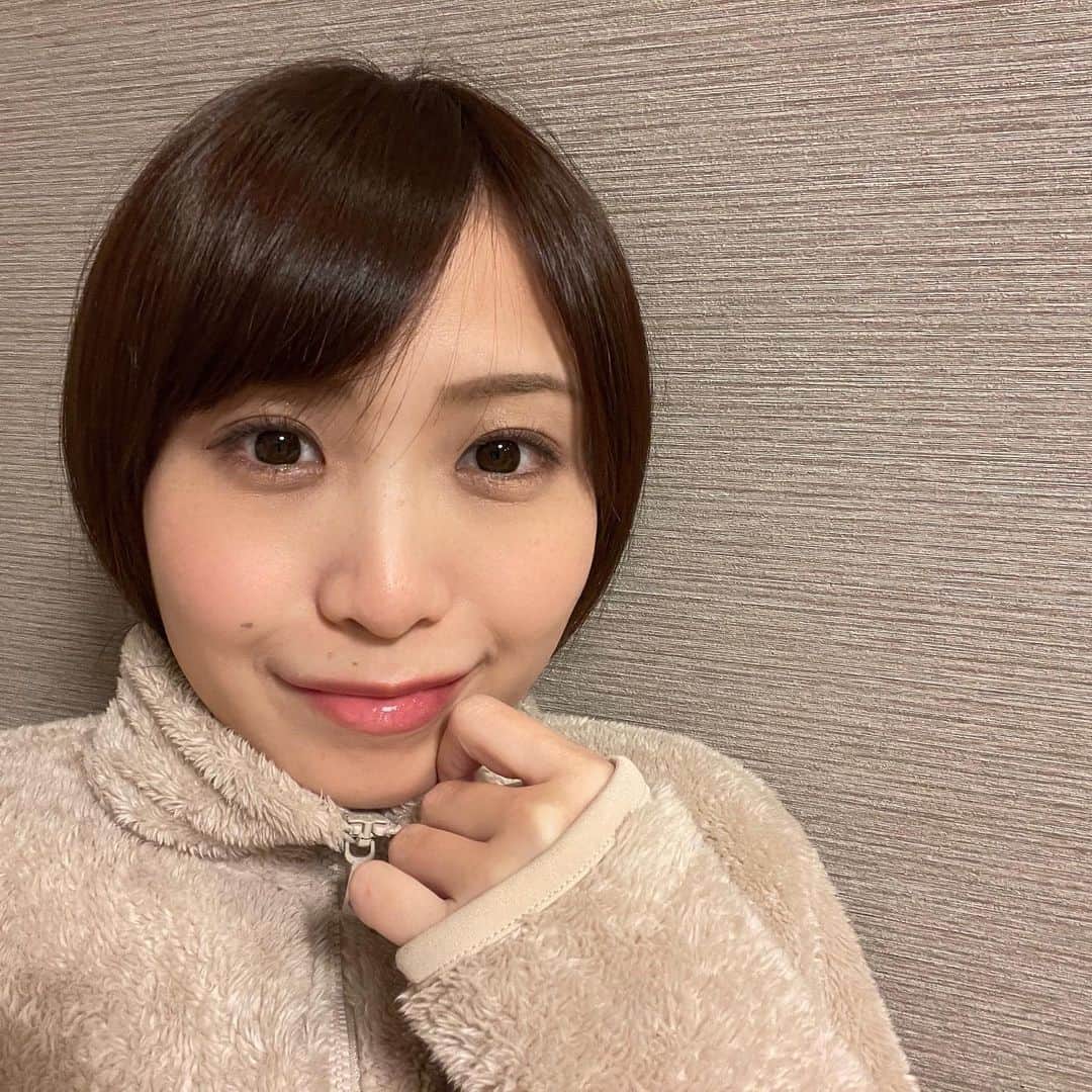 南條早紀のインスタグラム：「🧸𓂃𓈒𓏸  日曜日、いかがお過ごしですか？ 寒いけれどいい天気ですねぇ☃️  家ではもこもこです。 あったかいフリースと、 ルームシューズが手放せない…💓  家にいるときはずっとこんな感じ🧸 きょうも1日そうかも。。笑 もこもこに包まれると なんとなく優しい気持ちになります🐏  それではみなさん、 素敵な週末をお過ごしください♪ ଘ(੭*ˊᵕˋ)੭* ੈ♡‧₊˚   #休日 #休日の過ごし方 #もこもこ #部屋着 #あったかい #ルームシューズ #ぬくぬく #アナウンサー #南條早紀 #なんじょうのにちじょう」