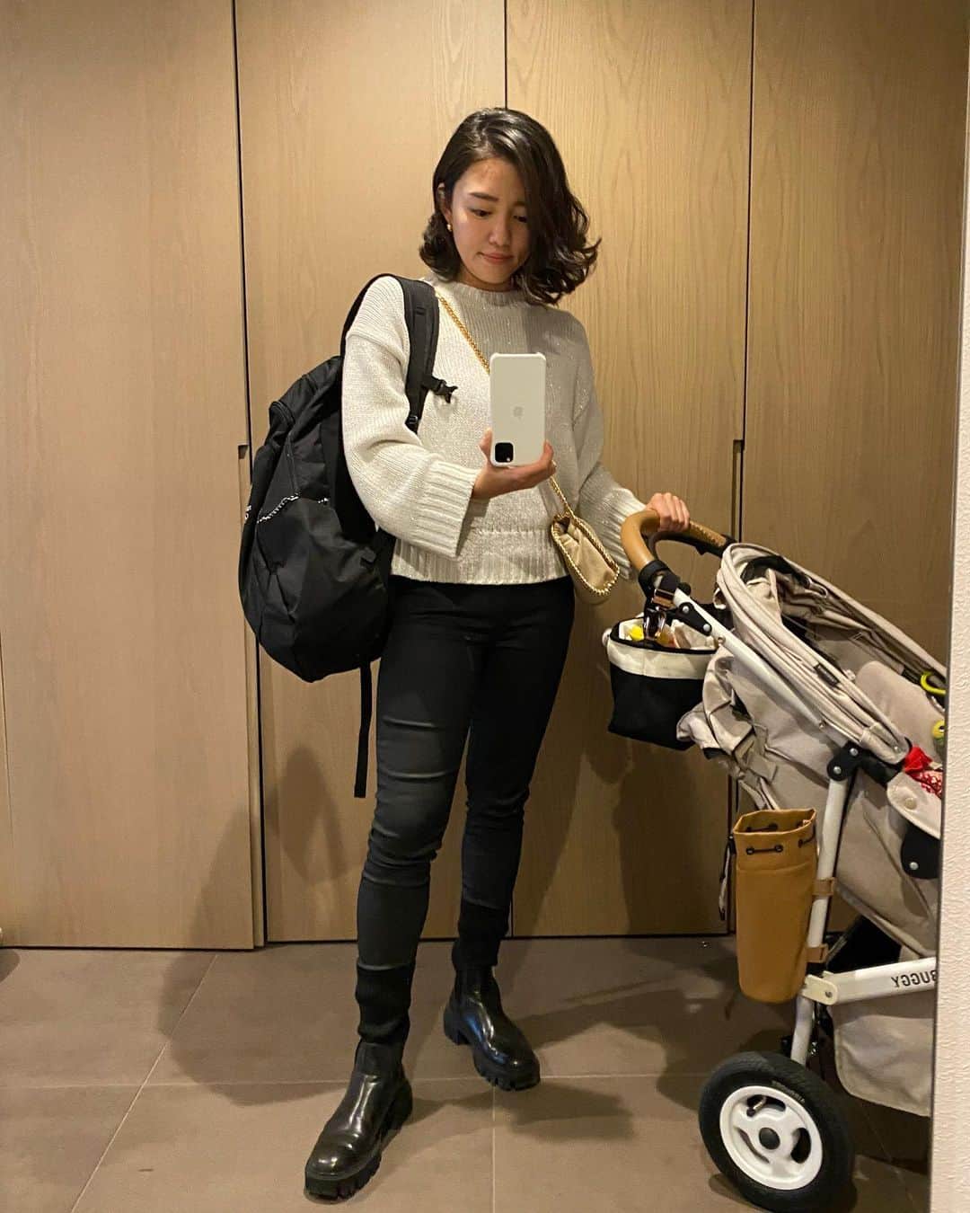 阿部優貴子のインスタグラム：「二泊三日実家帰省スタイル。 リュックとは縁遠い人生だったのに 子育て始めてリュック生活に目覚めた🤩❤️‍🔥 オムツにミルクに離乳食、ガシガシ入ってまっせ。  tops @unitedarrows_official  pants,boots @zara  bag @stellamccartney  buggy @airbuggy_shops backpack 夫の私物」
