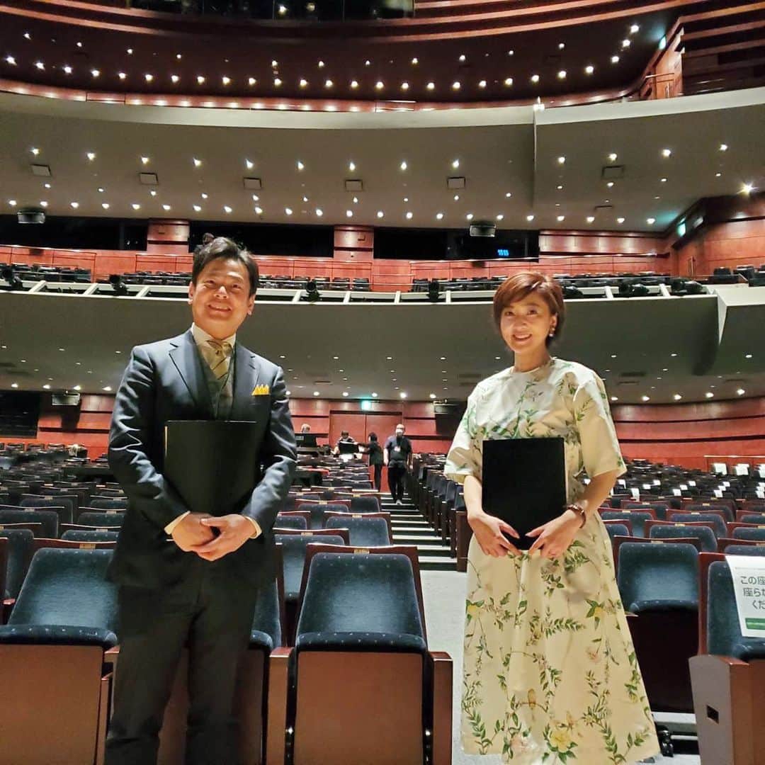 のインスタグラム：「東アジア文化都市北九州閉幕式典の司会で北九州芸術劇場にお邪魔しています！  オーケストラの生演奏や小倉祇園太鼓など生の音にパワーをもらっています。 この後2時からオンラインでもご覧頂けます。」