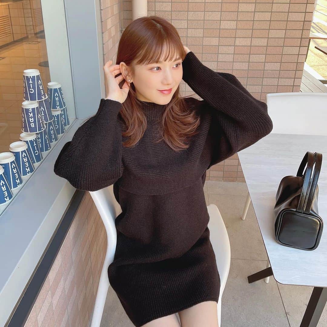 ひよんのインスタグラム：「👗🖤  昨日発売された #あざとニットセットワンピ 🧶✨ 黒はデートに着ていきたい😆💛💛  #ひよん #ひよん服 #9unq #クアンク #デート服」