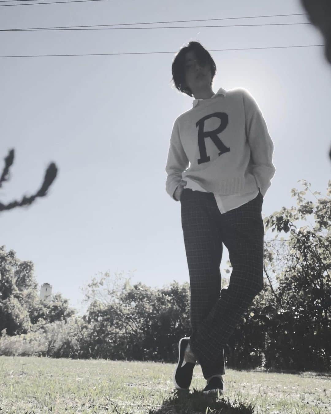 松本さゆきのインスタグラム：「カットして４日目 まだ何かと楽しい（本人が😂）  風はあるけど暖かいね。 公園日和だわ  #ショートヘア  #ジョングクパーマ」