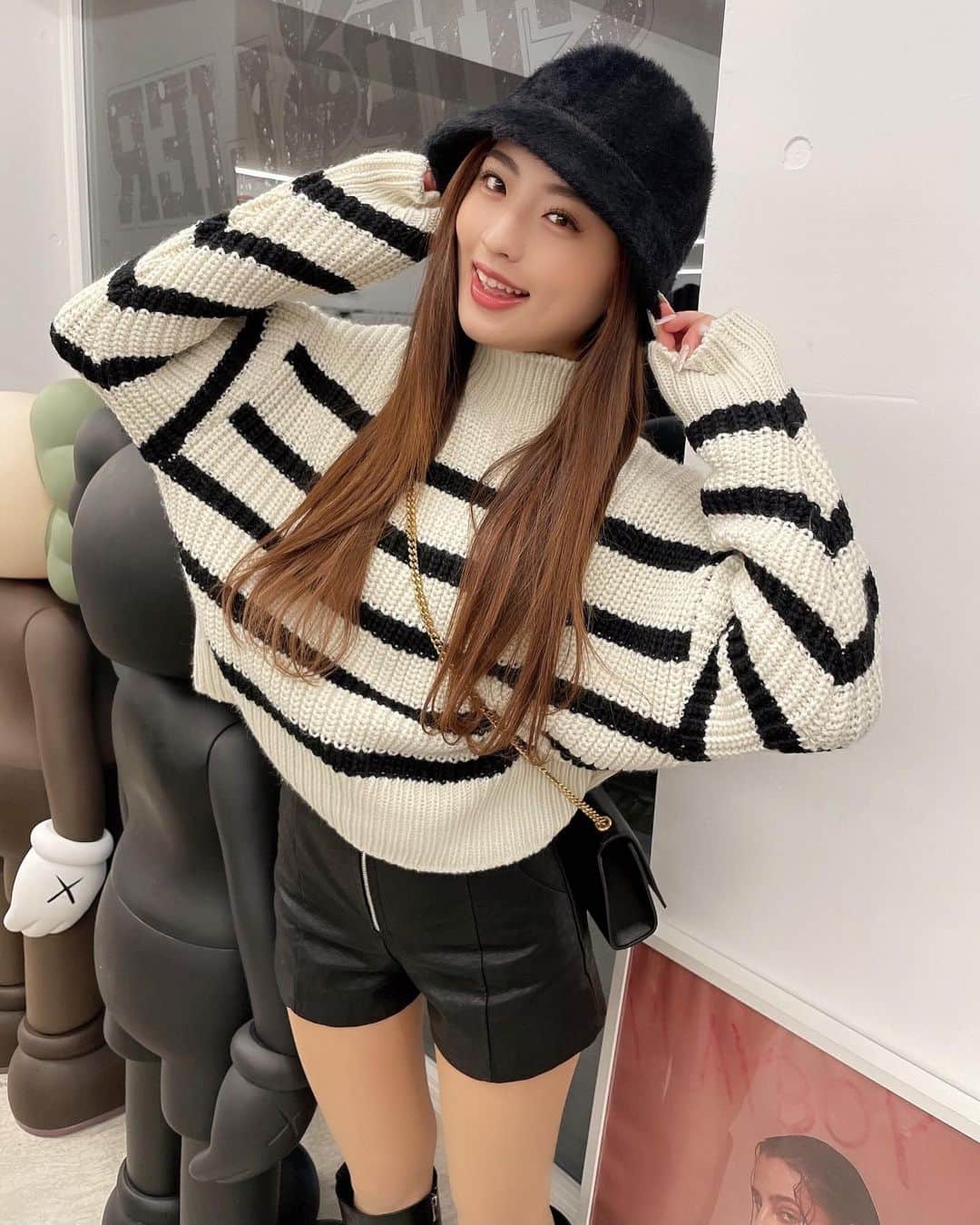 MIYABIのインスタグラム：「こんにちは🌞  昨日は　@playboy ✖︎ @supplier_official  のPopupに行ってきました🐰🖤  本日20時までで、可愛いトレーナーやお洋服たくさんあったから是非、行ってみてね〜💕」