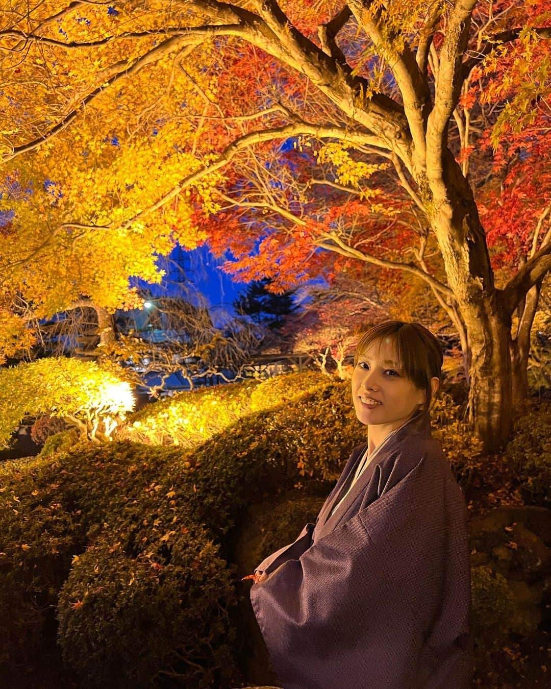 野田彩加のインスタグラム：「紅葉がすごい綺麗だった🍁✨✨✨ #家族旅行 #紅葉 #加工なしでこの綺麗さ」