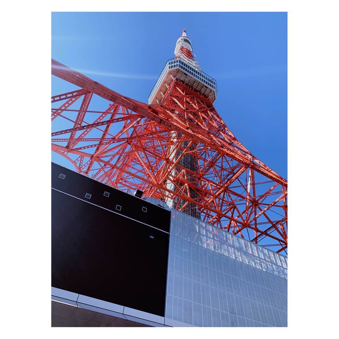 小原ブラスさんのインスタグラム写真 - (小原ブラスInstagram)「先日の東京タワーロケの写真🗼 (前田ゆうちゃんとのJapan in Motion)  東京に住んでもうすぐ10年になるけど、実は東京タワーに登ったのははじめて😌  スカイツリーは3度ほど登ったことあるけど、タワーはまた全然違う感じでやっぱり味があるな。  いつ見ても真っ赤な色をしてるから、塗り替えたりしてるのかなと思って聞いてみると、7年に1度色を塗ってるらしい🤭  今回は通常の展望台だけではなくて、1番上にあるトップデッキにも行ったけど、まさかあんな鏡の国みたいになってるとは知らなかった！！  皆は #東京タワー #東京スカイツリー どっち派？？  ちなみにiPhoneの絵文字は東京タワー🗼はあるけど、スカイツリーはないから、タワーの勝ちかな？🤣  #1番驚いたのは #タワーを案内する人 #エレベーターガール #の多くが #日本人 #ではなかったこと #今回 #案内してくれた #お姉さん #日本に来て7年目の #ベトナム人 #完璧な日本語だった #あの東京タワーも #世界との #架け橋になってたなんて #青空 #広がる #東京 #綺麗 #ぴ」11月28日 13時19分 - kobara.vlas