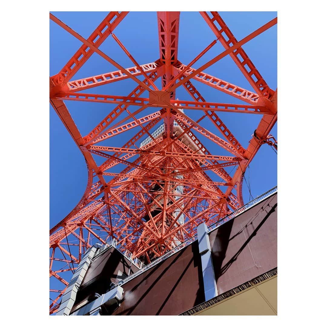 小原ブラスさんのインスタグラム写真 - (小原ブラスInstagram)「先日の東京タワーロケの写真🗼 (前田ゆうちゃんとのJapan in Motion)  東京に住んでもうすぐ10年になるけど、実は東京タワーに登ったのははじめて😌  スカイツリーは3度ほど登ったことあるけど、タワーはまた全然違う感じでやっぱり味があるな。  いつ見ても真っ赤な色をしてるから、塗り替えたりしてるのかなと思って聞いてみると、7年に1度色を塗ってるらしい🤭  今回は通常の展望台だけではなくて、1番上にあるトップデッキにも行ったけど、まさかあんな鏡の国みたいになってるとは知らなかった！！  皆は #東京タワー #東京スカイツリー どっち派？？  ちなみにiPhoneの絵文字は東京タワー🗼はあるけど、スカイツリーはないから、タワーの勝ちかな？🤣  #1番驚いたのは #タワーを案内する人 #エレベーターガール #の多くが #日本人 #ではなかったこと #今回 #案内してくれた #お姉さん #日本に来て7年目の #ベトナム人 #完璧な日本語だった #あの東京タワーも #世界との #架け橋になってたなんて #青空 #広がる #東京 #綺麗 #ぴ」11月28日 13時19分 - kobara.vlas