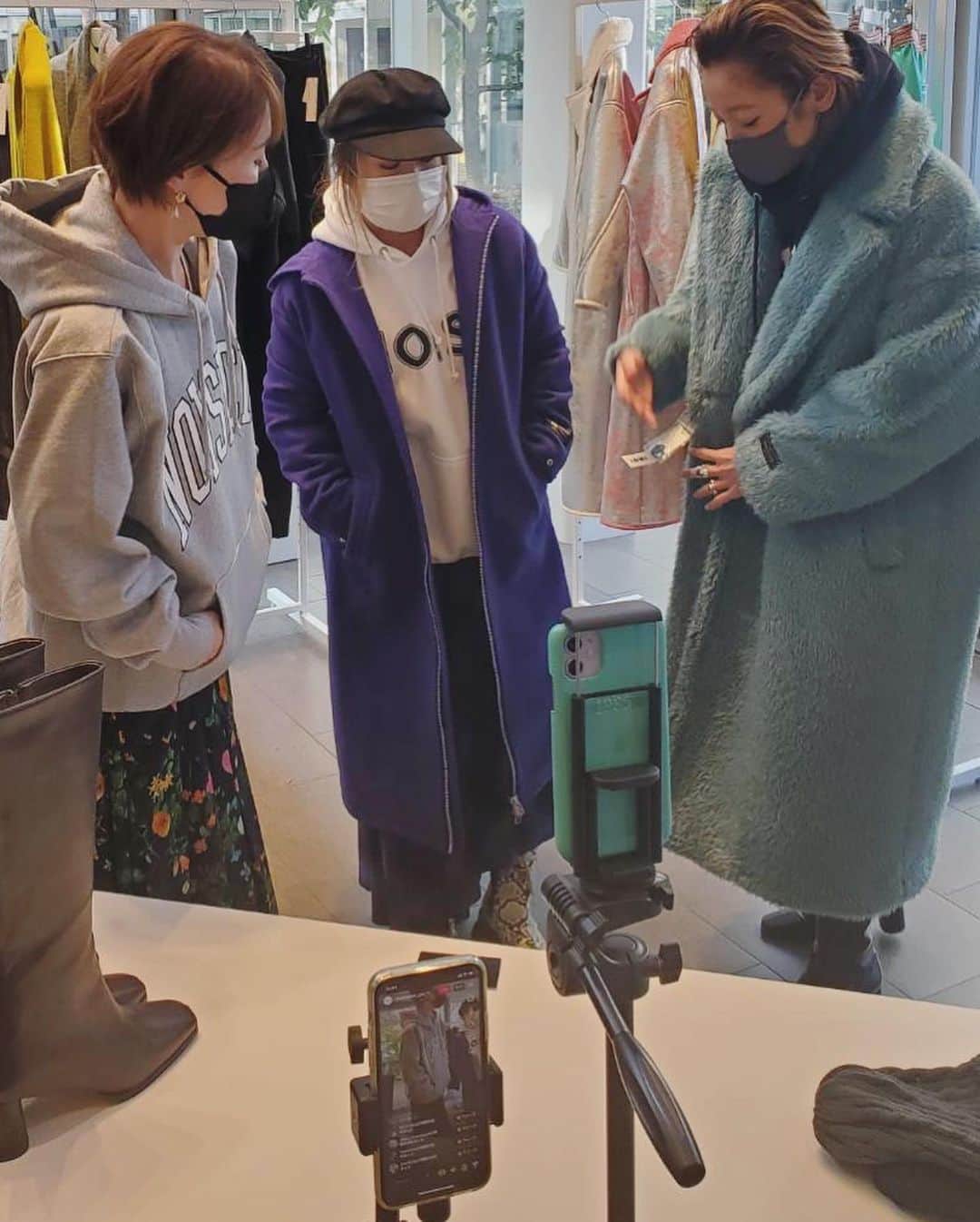 西山茉希さんのインスタグラム写真 - (西山茉希Instagram)「#153cm #161cm #170cm  それぞれにしかできない着方があって、 それぞれだから似合うコーデがある。  そんな"それぞれ"を"良さ"として届けたくて。 仲間、息子、巻き込みました。  @noisemaker_jpn  #インスタライブ企画 #第5弾 #身長別ノイズコーデ  東京でたまたま出逢えたこの二人。 一緒にお仕事する未來があるから楽しい。  #思い立った企画 #叶えたモン勝ち #🌈🎶🌈  ありがとぉ。 フルノイズコーデ。 各アイテムは、 NOISEMAKERウェブサイトにてチェックしてみてください。  #noisemaker_jpn #西山茉希 #西山食堂ファム  二人ともばっちりだったチャオっ。 🌈🤗🤗🤗🌈」11月28日 13時14分 - maki.nshiyama50
