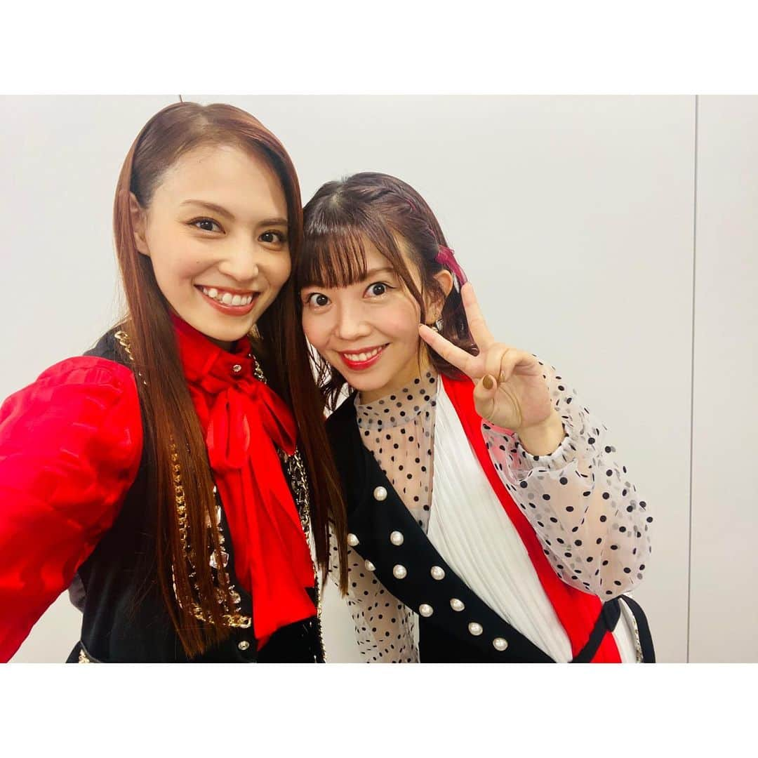 田野アサミさんのインスタグラム写真 - (田野アサミInstagram)「📙📷🎤❤️  『AMUSE VOICE ACTORS CHANNEL FES 2021』  ありがとうございました❤️ LINE CUBE SHIBUYA（渋谷公会堂） にて初のLIVEイベント🎤 朗読、幼少期の写真エピソード、歌唱 全てに詰め込んだ想い届いたかな？ ⁡ 牧野由依氏と『ライオン』の歌唱 初めてこの楽曲に触れさせてもらい 初めてゆいちゃんとデュエット 心の底から湧き上がる嬉しさが溢れ この楽曲が沢山の方に愛されているのをしっかりと感じ歌唱させてもらいました。 〝君を愛してる〜♪〟の時めっちゃゆいちゃん見たからね😏 ちなみにゆいちゃんがメス🦁私がオス🦁です♡笑 ⁡ テーマソング『FINE! FINE!』🎤リリースお楽しみに❤️ 振付師Q-TAROさんもサポートしてくれました！Qさーんありがとう👓 ⁡ 衣装の腰に付いたスカーフはstylistサムさんが付けてくれたんだけど、、 🌞太陽がいっぱいでした✨！！（あえてなの？笑） しかも星座も。すごい。最高。 ⁡ 日向と私....2人が横に並ぶと#手品師 みたいでした。  写真盛り沢山に載せましたswipeして確認してみてね🤍❤️😶‍🌫️ ⁡ #アミュボFes#アミュボch #田野アサミ#asamitano #礒部花凜#小泉萌香#佐藤日向#富田美憂#船戸ゆり絵 #前田佳織里#牧野由依#ゴーリキー  ポケモンの真似で写真撮るの忘れた 朗読劇の脚本家#森ハヤシ 氏会場にいたんだよ！💚😏  ※写真撮る時だけマスク外してます I take off the mask only when taking a picture🤍.」11月28日 13時16分 - tano_asami