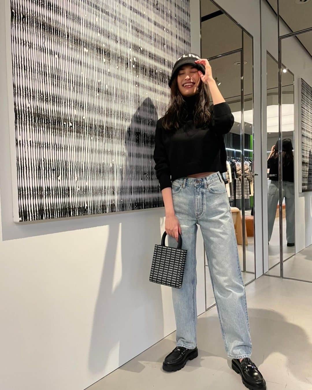 大政絢のインスタグラム：「先日の @celine  にて、試着☀️  久しぶりにお店でお買い物した気がする✨ やはり、自分の目で確かめて買うのが1番好き🤍  #celine#celineginza」