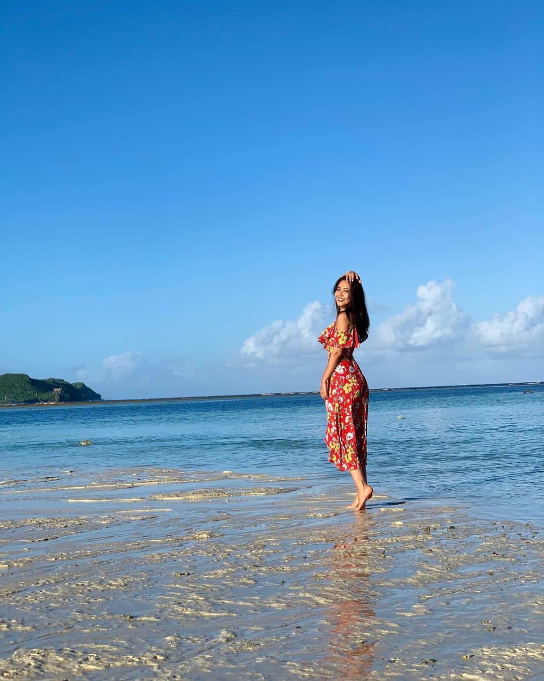 のインスタグラム：「グアムに行ったら、早朝からビーチをお散歩したい💙リゾート地だからこそ映える、カラフルなワンピースを着てるんるん💙 お散歩がてら、ABCマートにお買い物に行ったら、フルーツやスムージーを買って、ビーチでピクニックしたいな💙  #hereweguam #instaguam #guam #グアム #グアムアンバサダー2022  @visitguam_jp @narrow_official」