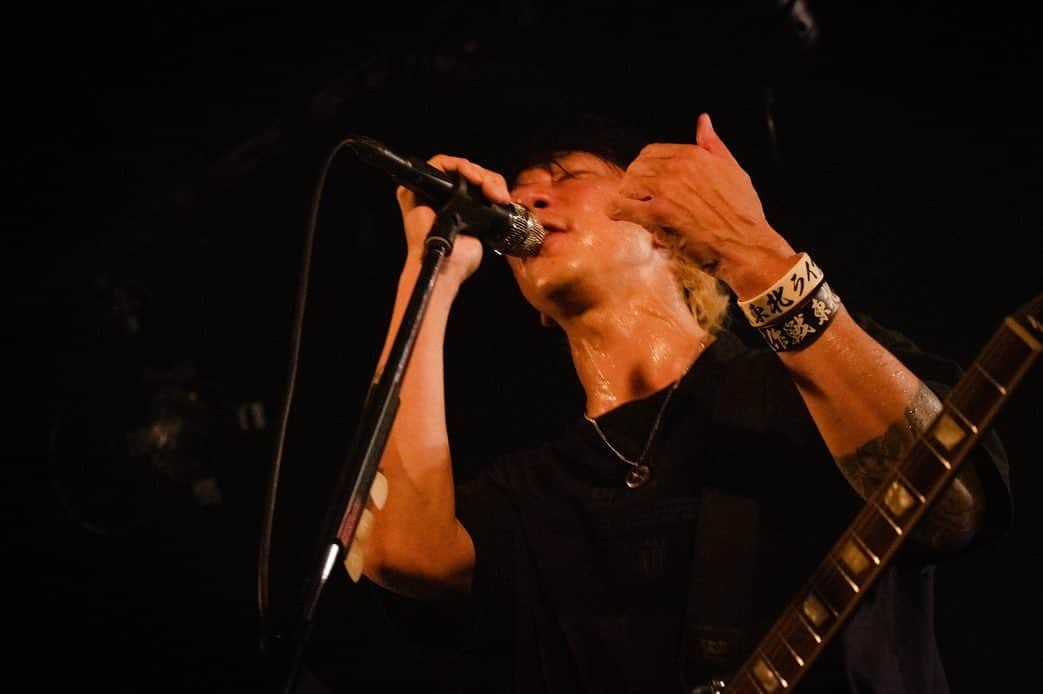 MONOEYESのインスタグラム：「2021.11.21 Between the Black and Gray Tour 2021 桜坂セントラル photo by Maki Ishii  #monoeyes」