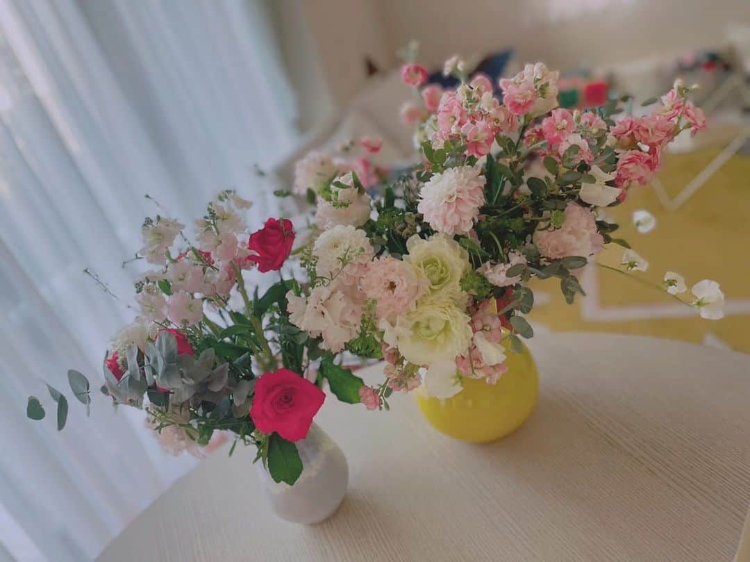 松本まりかさんのインスタグラム写真 - (松本まりかInstagram)「おやすみの日その1。 クランクアップ花を生けましたよ。  おやすみの日その2。 ゲッターズ飯田さんから頂いた日めくりカレンダー。 この言葉が好きで、目の付くところに置いては、いつも奮い立たせてもらっています。 ことばのチカラ。チカラのあることば。  『どこに向かってるかが重要で 　いまどこにいるかは 　どうでもいい。』  日曜日の午後3時。 今日私はまだパジャマでお家にいる。 よし。  ん？ そうじゃないか😂」11月28日 15時12分 - marika_matsumoto