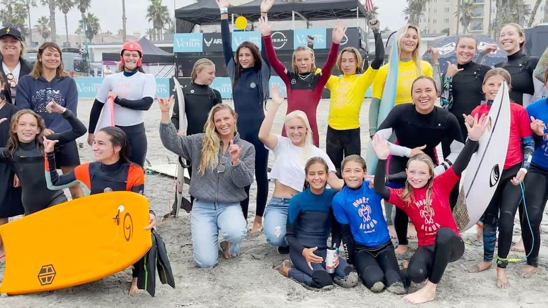 カリッサ・ムーアのインスタグラム：「So grateful to have had the opportunity to host two @moorealoha events at the @SuperGirlPro! The best part was meeting all the awesome girls, making new friends and learning and vibing off each other! These days really made my heart feel full and happy. Huge thank you to @GilletteVenus for the support along the way 💙 🌊 #Ad #VenusWaveMaker #Boardoftrustsea video/ @peterkingphoto」