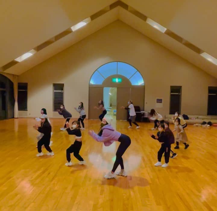 清水香澄のインスタグラム：「. @dancestudiogooz  K-POP DANCE WS!!  NiziUのchopstickをやりました♪  久々のレッスン楽しすぎた😱💕  筋トレも好きだけど ダンスも大好き。  今日筋トレより筋肉痛に なってるのは内緒🤫笑  郡上からもみんな受けにきてくれて ありがとうございました！  みんなからパワーもらっちゃった。  #楽しすぎて白目 #NiziU #chopstick」