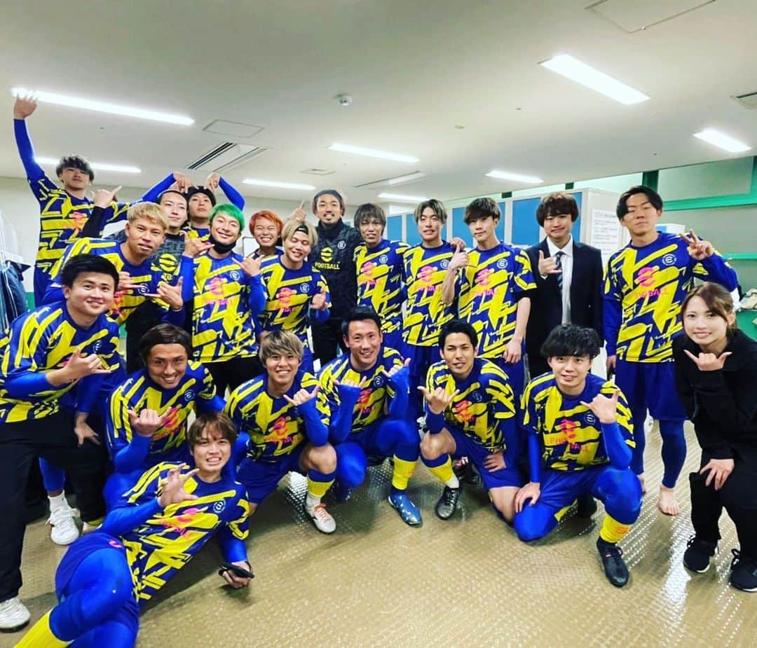 梅谷堅人のインスタグラム：「寒い中きてくれた皆様本当にありがとうございました！ あのキングカズとハグした伝説も素晴らし思い出なんですけども、 あの場に集まった全ての人間で最高の試合ができたのが1番の伝説です💚  #ウィナーズ #日産スタジアム #キングとハグ #俺とハグしたらキングとハグしたことなるよ #カレーライス #あざっす泣いてた #じゅんやも泣いてた #マキ試合の4時間半前に着いてた #ウンパそばアレルギー #ありがとう」