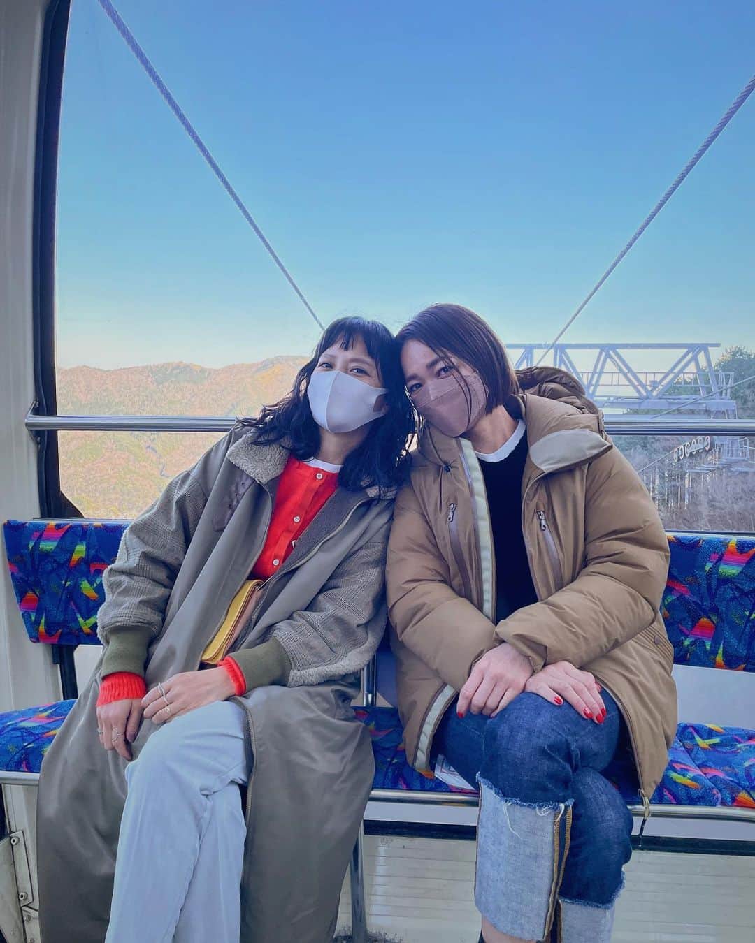 原田沙奈子さんのインスタグラム写真 - (原田沙奈子Instagram)「アオバカメラマン📸 先日の旅、2人写真がこれ一枚だった。  私たちは“富士山と娘たち”をベストアングルで必死におさえようとカメラロールがすごいことになったけど。  そりゃ、私たちの背景に富士山ないよね🗻  #親心」12月27日 18時59分 - sanakoharada