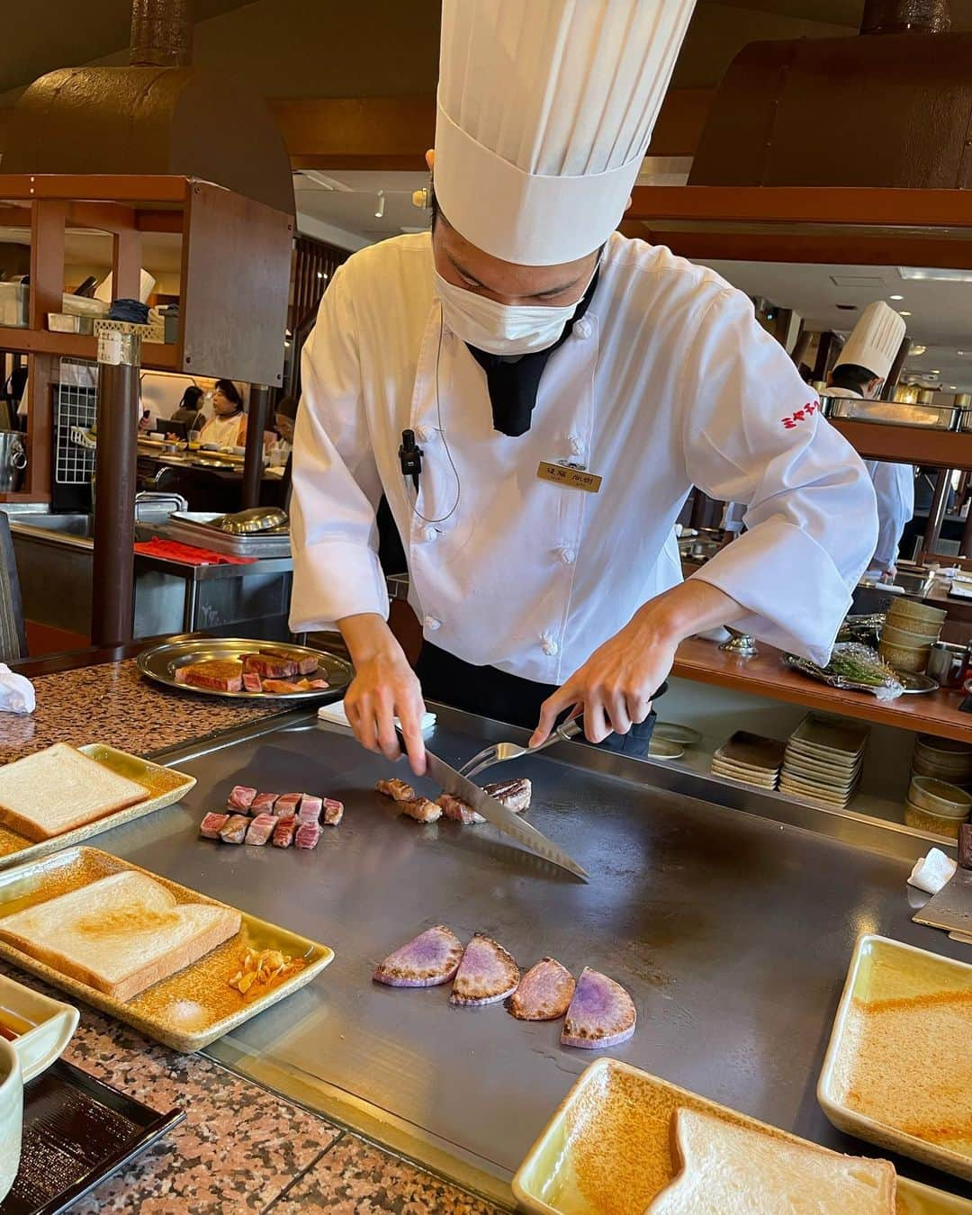 島屋八徳のインスタグラム：「今日も宮崎を食す！！！  大学時代からお世話に なっているご夫妻に ステキなお店に 連れて行って いただきました🥩 シェフは山形出身の サッカー経験者で 話も弾み 良い時間を過ごすことが できました🥰 まだまだ頑張ります🤙🤙🤙 #12月27日 #1日1投稿 #レノファ山口 #宮崎牛 #ミヤチク #鉄板焼き #チャーハンと #ラスクが #絶品過ぎた #宮崎にお越しの際は #お立ち寄りを」