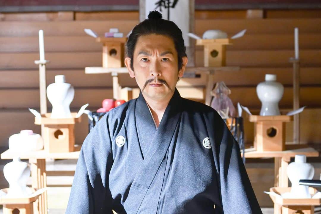まったり！赤胴鈴之助のインスタグラム：「【キャスト情報】 千葉周作　／　坂東彦三郎 鈴之助（尾上松也）と雷之進（今野浩喜）の師匠。声が良いがゆえに…。  ドラマは2022/1/8スタートです！是非ご覧ください！！  #まったり赤胴鈴之助 #赤胴鈴之助 #尾上松也 #今野浩喜 #稲葉友 #堀未央奈 #中村隼人 #坂東彦三郎 #近藤芳正 #歌舞伎 #コメディ #真夜中ドラマ #テレビ大阪 #BSテレ東 #ひかりTV #TVer」