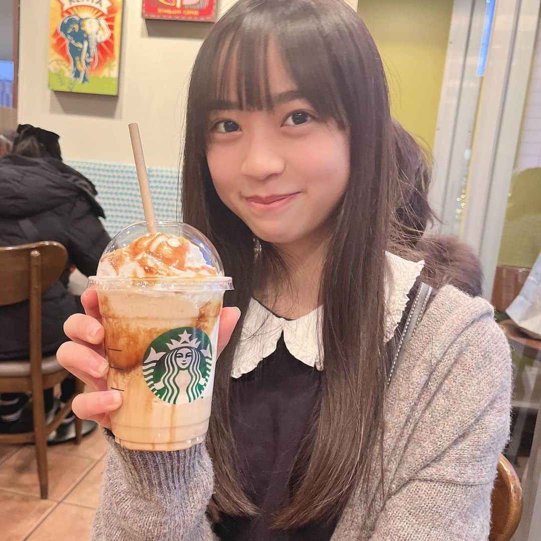 牧野羽咲のインスタグラム：「外出途中で一休み☺️🤏  #ほうじ茶meetsキャラメルクリームフラペチーノ  #スタバ #スターバックス  #牧野羽咲」