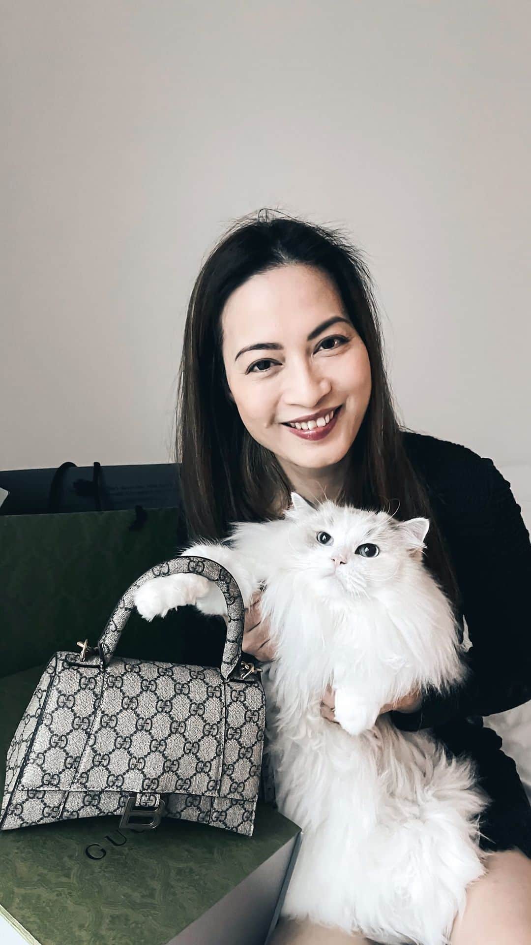 のインスタグラム：「Best thing to do on Boxing Day, #gucciunboxing with Luna. 😸👜🎁 My bag of the year goes to this @Gucci x @Balenciaga #TheHackerProject #HourglassBag. This year is #Gucci #100thAnniversary, @Alessandro_Michele presented this hybrid jew at #GucciAria Collection previously. And finally, it arrived to my hands. Simply love it love it love it. 🖤 #alessandromichele #rougeclosetunboxing」
