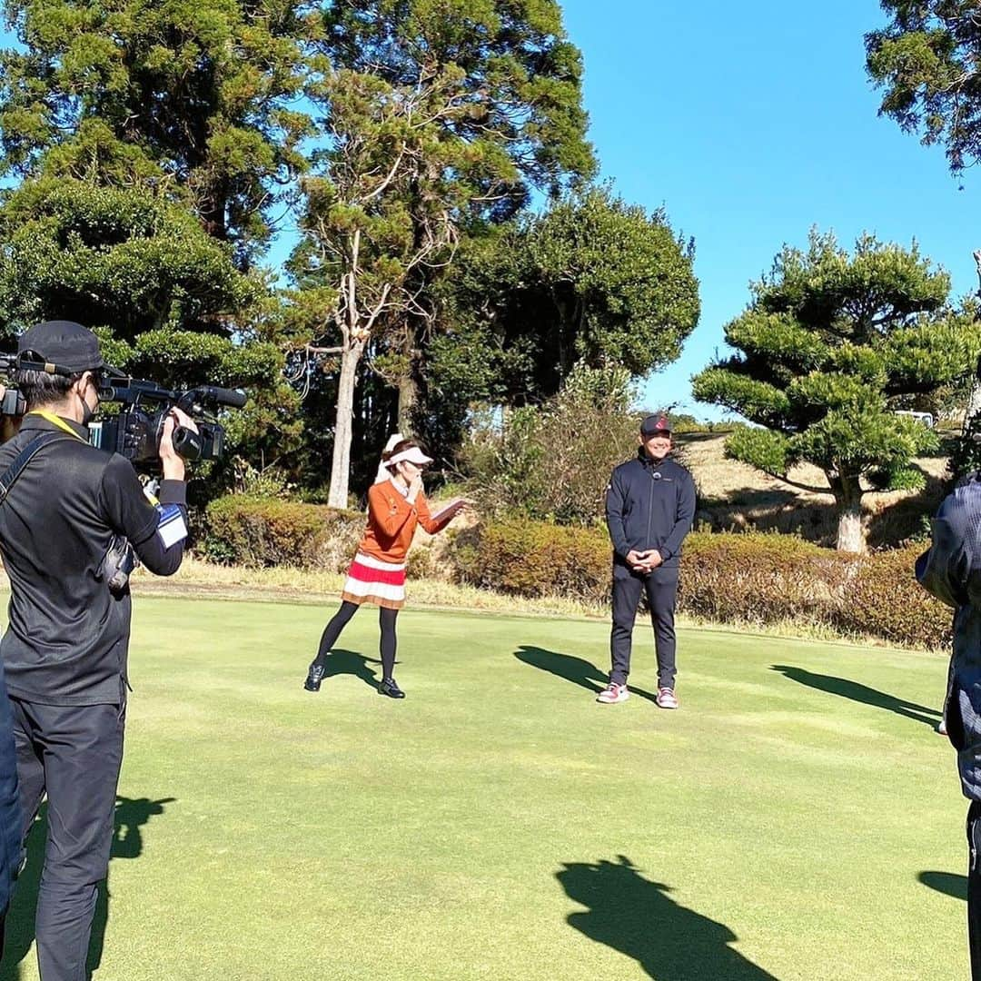 神田愛花さんのインスタグラム写真 - (神田愛花Instagram)「明日夜９時 〜BSテレ東『松坂＆球児が参戦！お宝争奪！#頂きゴルフ』で進行をしております⛳️💕 松坂大輔 さん＆藤川球児 さんにお会いでき感動😭 青木瀬令奈プロ&勝みなみプロとお話しができ感動🥺 松坂世代でゴルフ好きのワタクシには、もう最高の現場でした🎉😍 直前までは嵐の様なお天気だったのですが、本番が始まる頃にはご覧のお天気☀️ 勝負師の皆さんのパワーって本当に凄いですね❗️❗️ 明日の夜は、数々の豪華賞品を懸けながら全力のスーパーショットで勝負する皆さんのお姿を、是非ご覧下さい⛳️🏌🏻‍♀️🏌🏻‍♂️✨  #NYC #ニューヨーク #Barbie #バービー #pink #ピンク #BSテレ東 #頂きゴルフ #松坂大輔 さん #藤川球児 さん #青木瀬令奈 プロ #勝みなみ プロ #皆さん優しくて明るい #勝負師の運の強さ！ #嵐が急に晴れた #神田愛花」12月27日 19時51分 - aikakanda